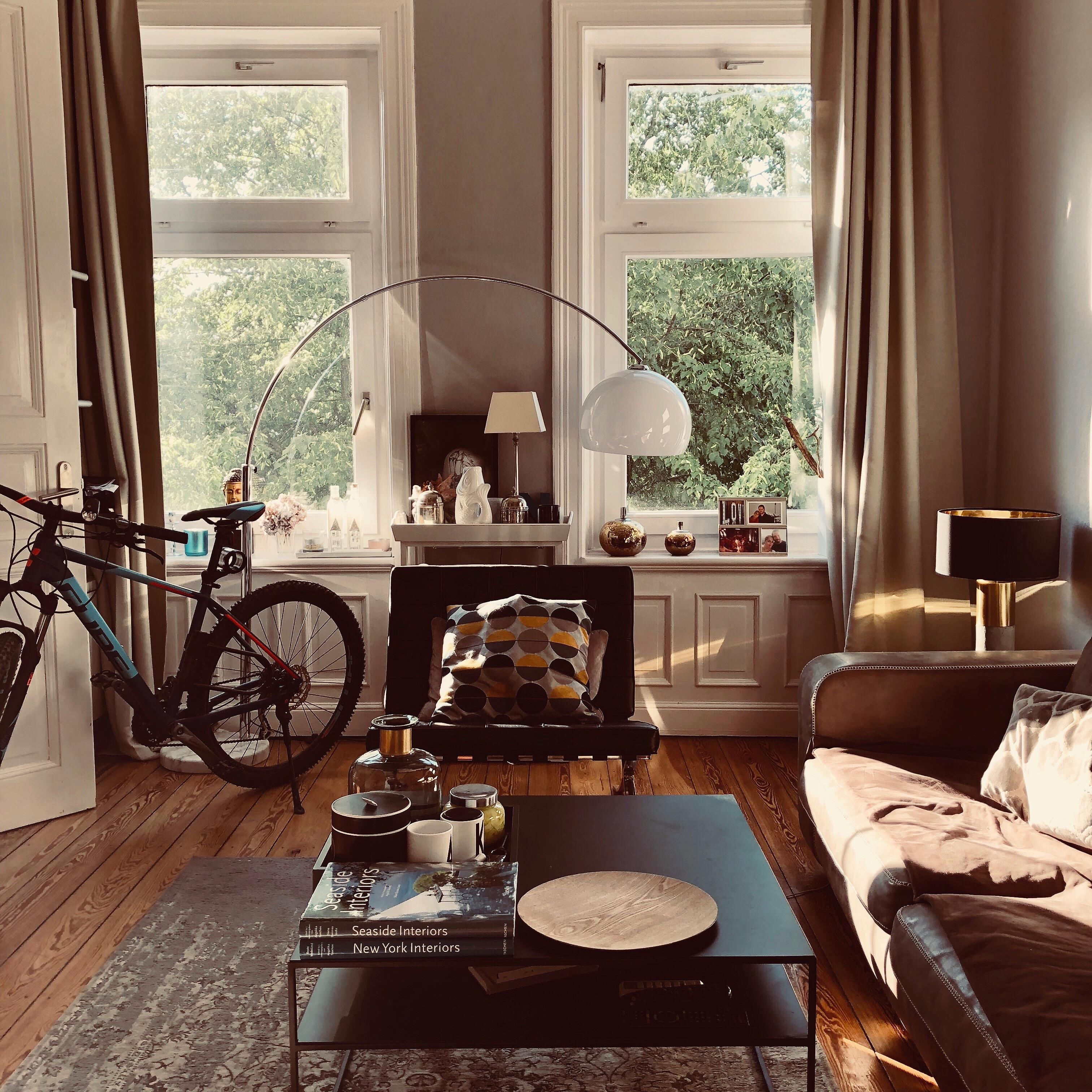 love, light, home - and of course a bicycle #interior #chasinglight #living #wohnzimmer #couchstyle 