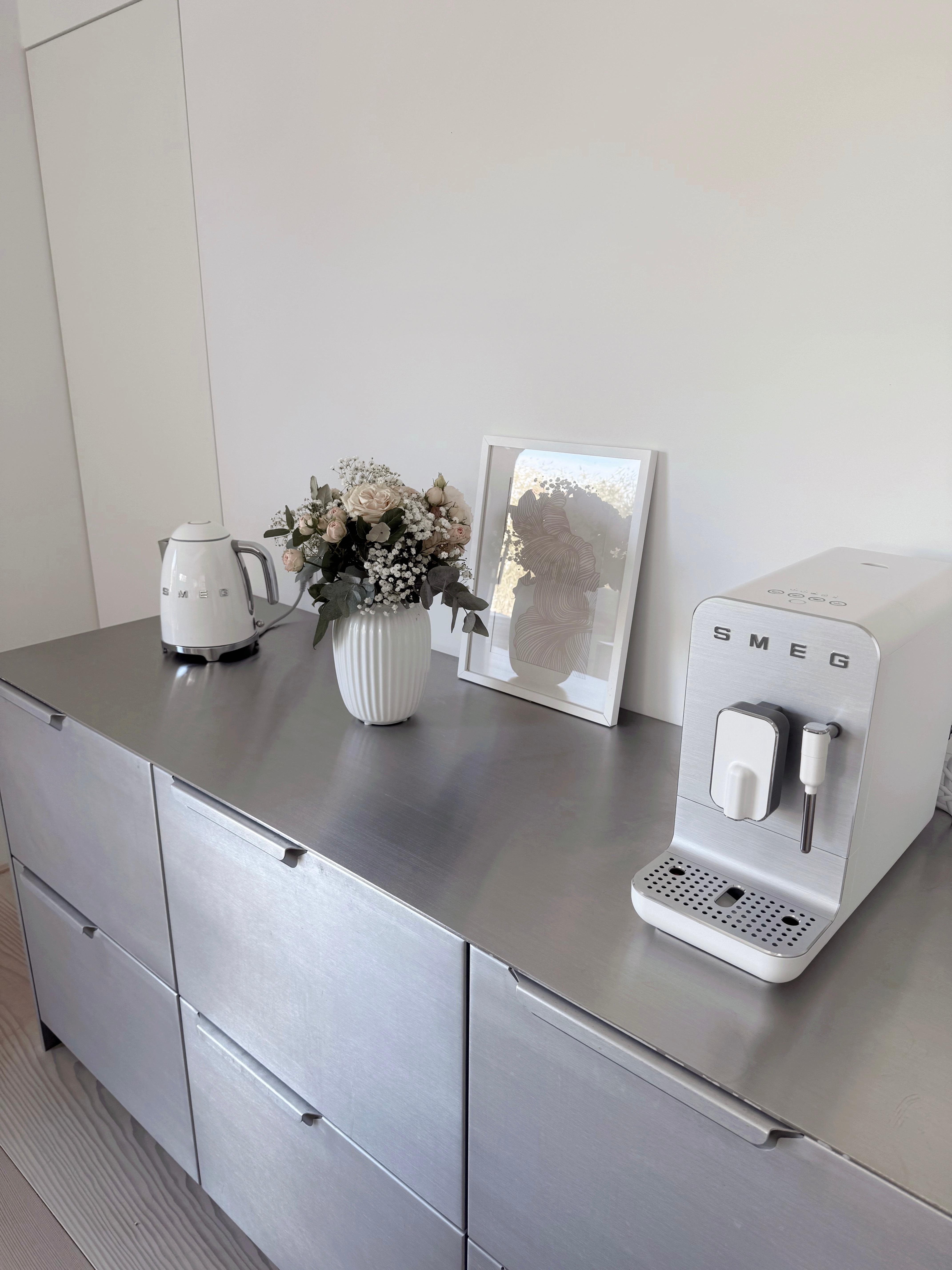 Love my new coffee machine. From elegant black 🖤 to fresh white 🤍. 
.
.
.
.
.
.
.
#coffeevibes #kitchengoals