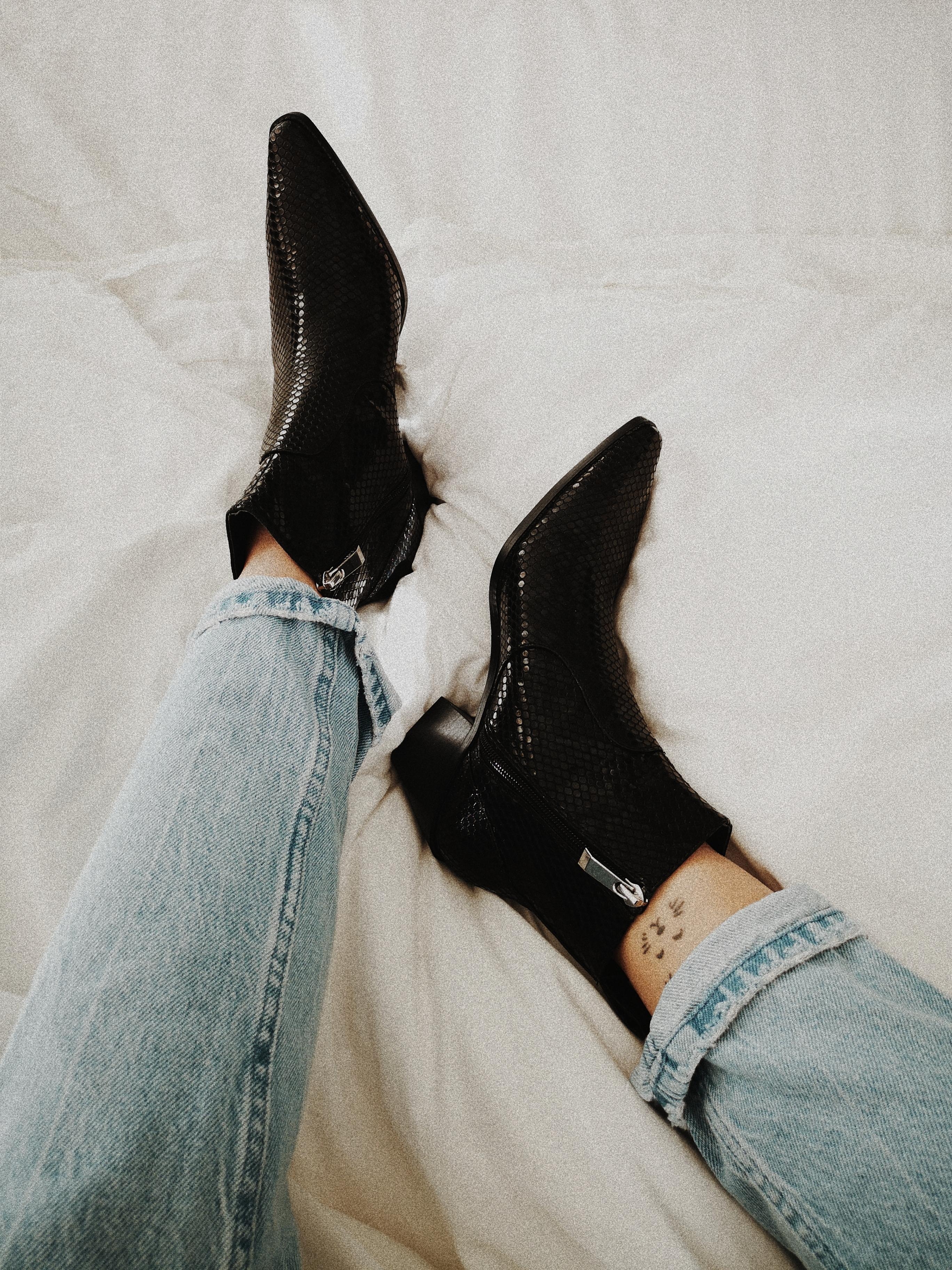 Love, neue Boots im Schlagenhaut Look
#boots #black #snakelook #fashion #inspiration #tattoo #kleinestattoo