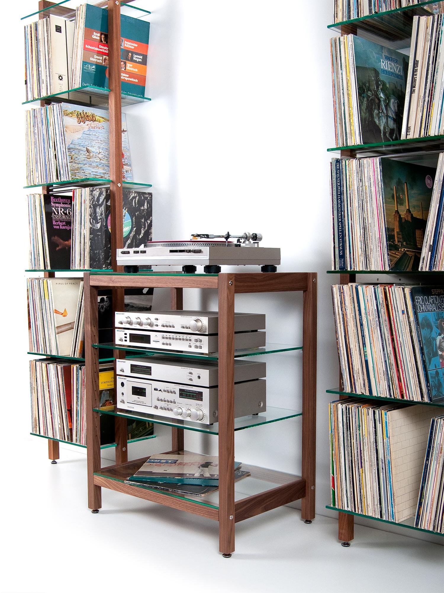 LP-Regale und Hifi-Rack aus Nussbaum mit Glasböden - für Schallplatten und Audio-Equipment.