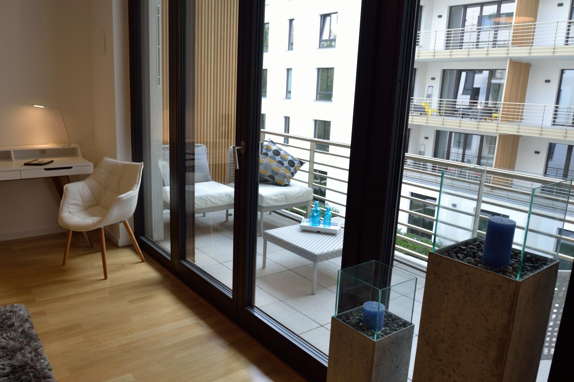 luftig leichte Möbel auf Balkon #schalensessel #balkonmöbel ©wohnPerfektion