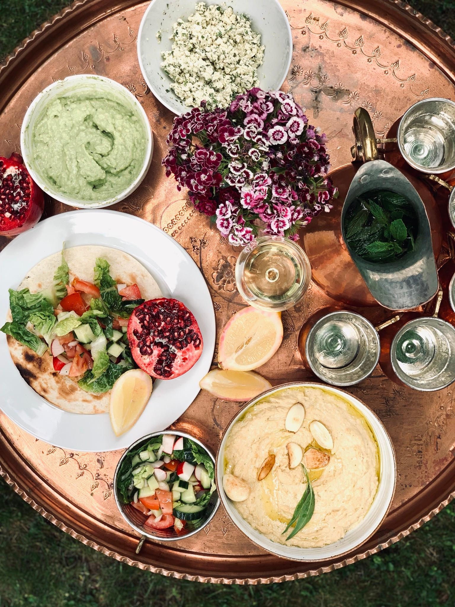 #lunch with Friends. #veggieliebe #greenchallenge #humus #avocadodip #chai #pide #urbangardensalat #couchliebt #homemade