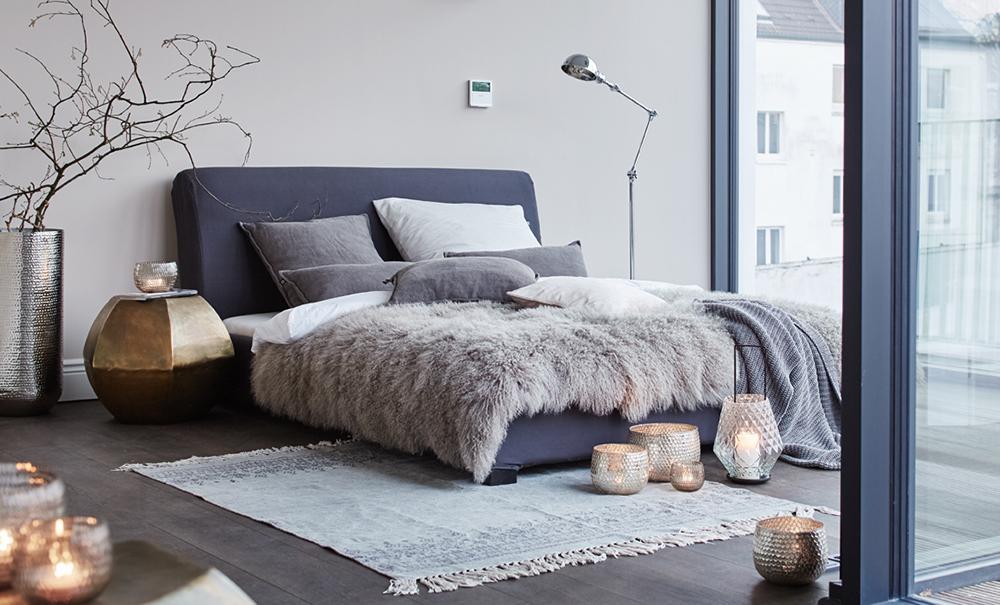 Luxuriöses Polsterbett in hellem Schlafzimmer #stehlampe #natürlichedeko #großesfenster ©Octopus Handels GmbH