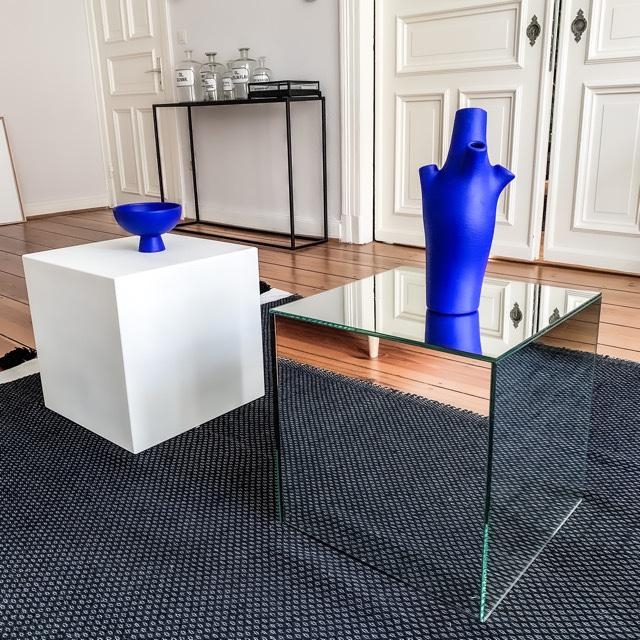 M I X & M A T C H 
▫️🔹▪️🔹▫️HAPPY MONDAY
Alte Vase + neue Farbe + Spiegeltisch + Galeriesockel #yvekleinblau