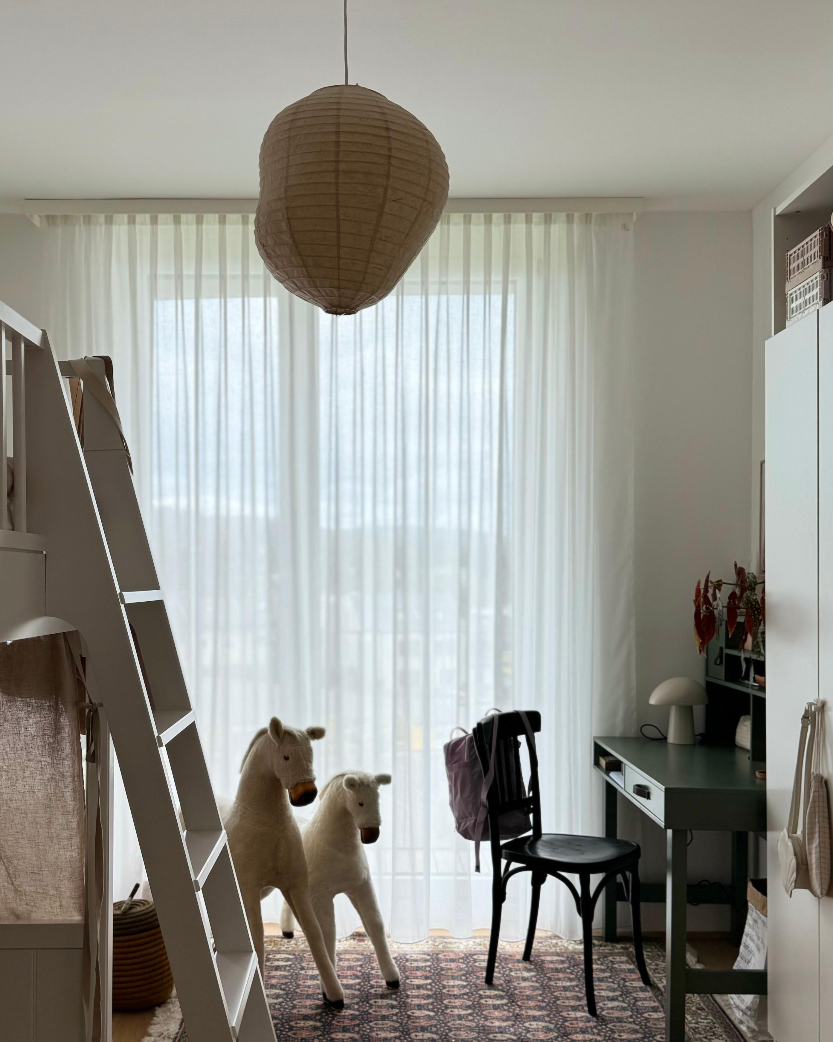 Mag den Blick mit den neuen Lampen 🍂✨

#kinderzimmer #mädchen #livingwithkids #soft #lampe #papier #hochbett #pferd