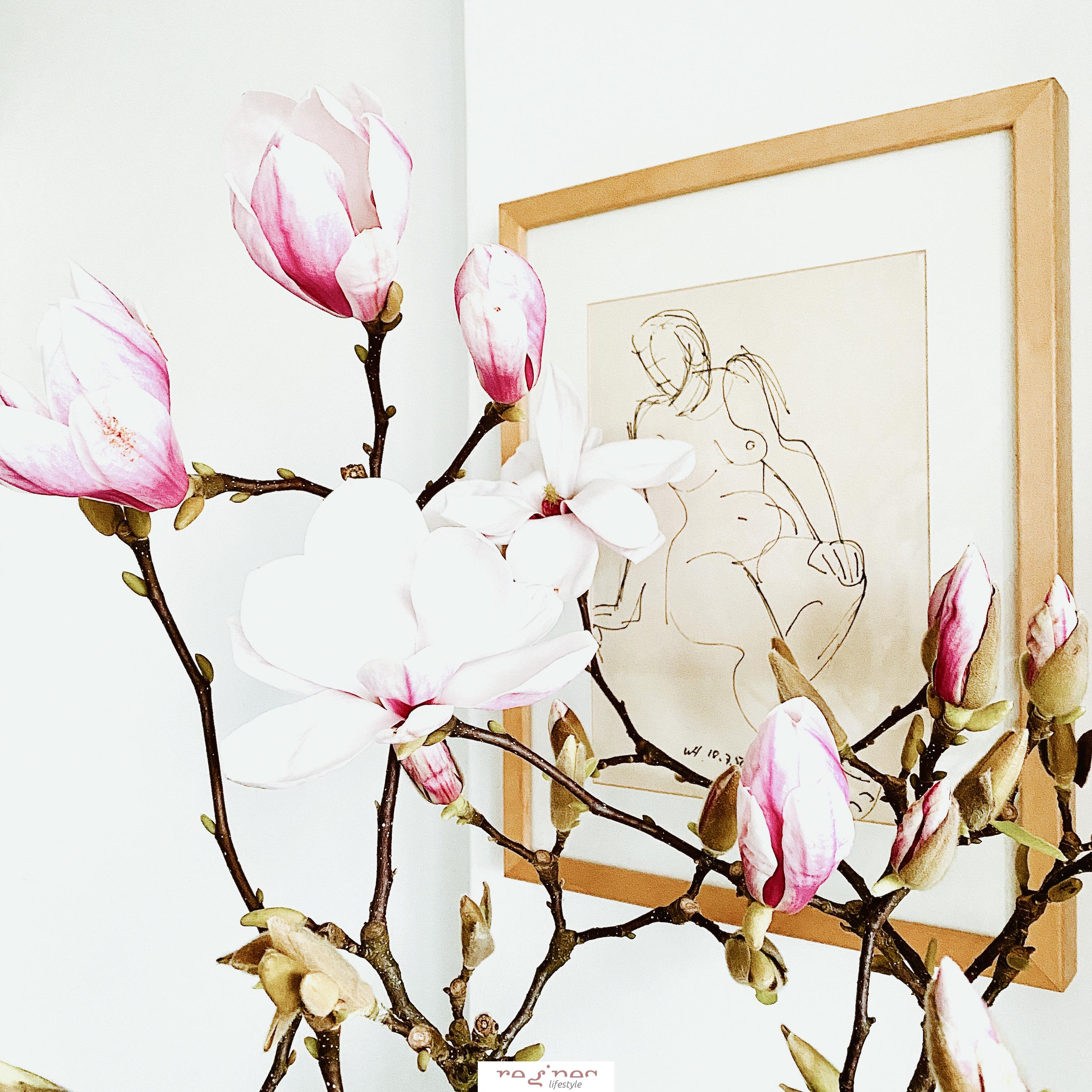 Magnolie trifft Kunst ...
#skandistyle #freshflowers #magnolie #whiteliving #akt #art #blumenliebe 