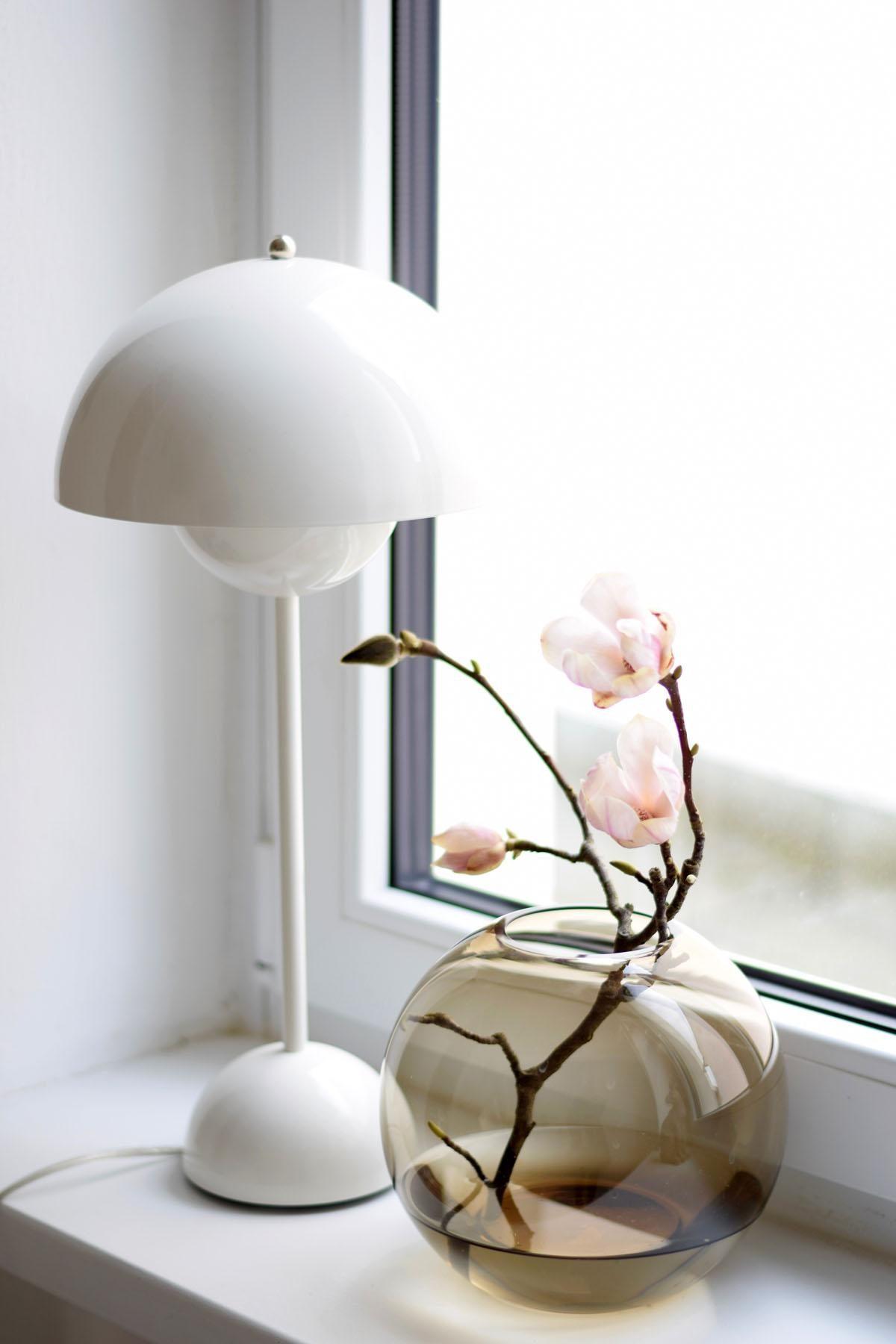 Magnolie und Vintage Rauchglasvase...
#midcentury #flowerpot #magnolie