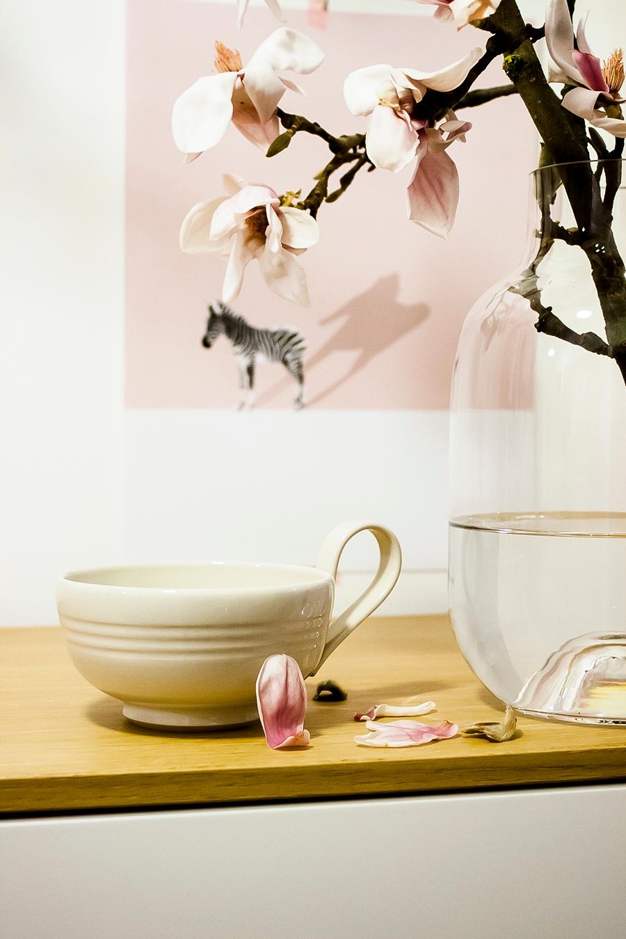 #magnolien an #teetasse #freshflowerfriday #couchliebt #glasvase #housedoctor #zebra #rosa #blüten #zweig #3punktf