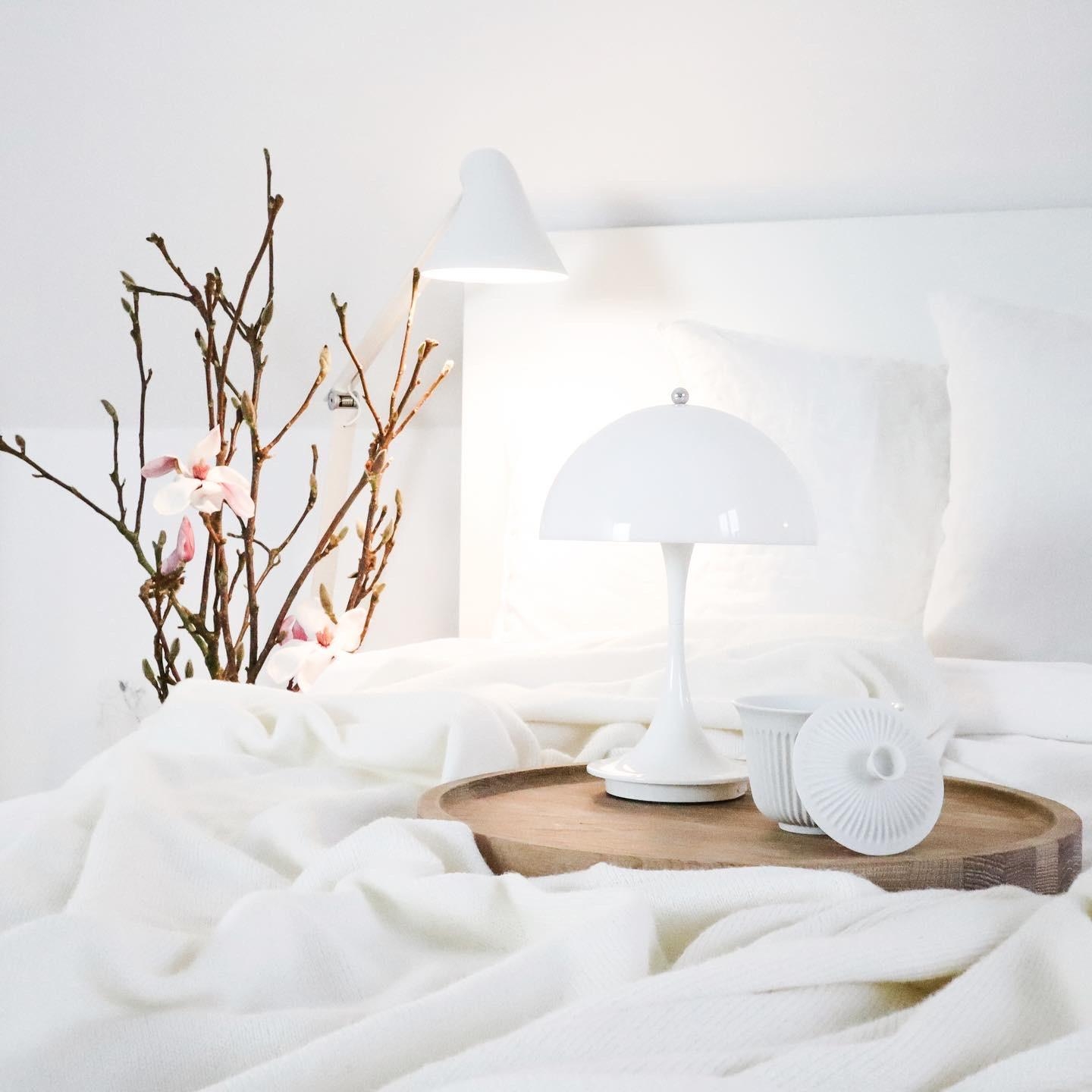 Magnolienduft #schlafzimmer #weißwohnen #louispoulsen #magnolien #leinenbettwäsche