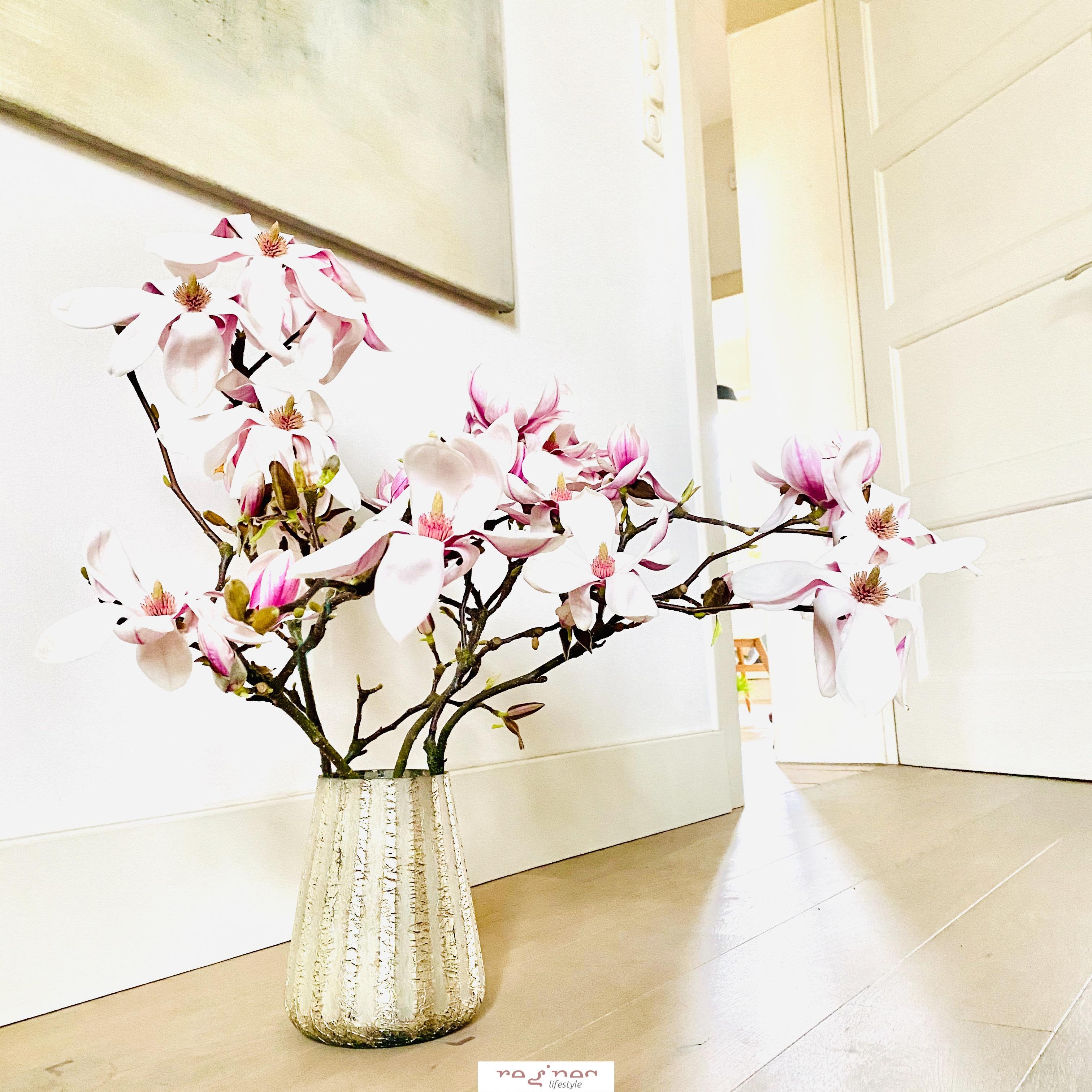 Magnolienliebe über Alles ...
#skandistyle #freshflowers #magnolie #whiteliving #holzfussboden #pink #blumenliebe 