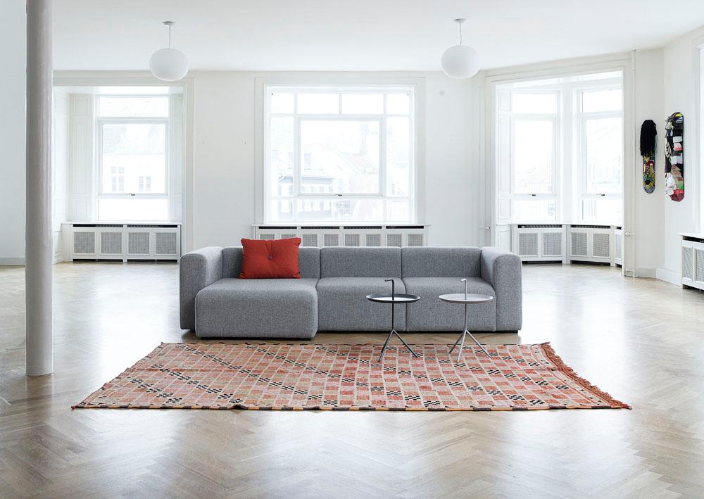 Mags Sofa #couchtisch #sofa #grauessofa #fischgrätparkett #skandinavischesdesign ©www.hay.dk