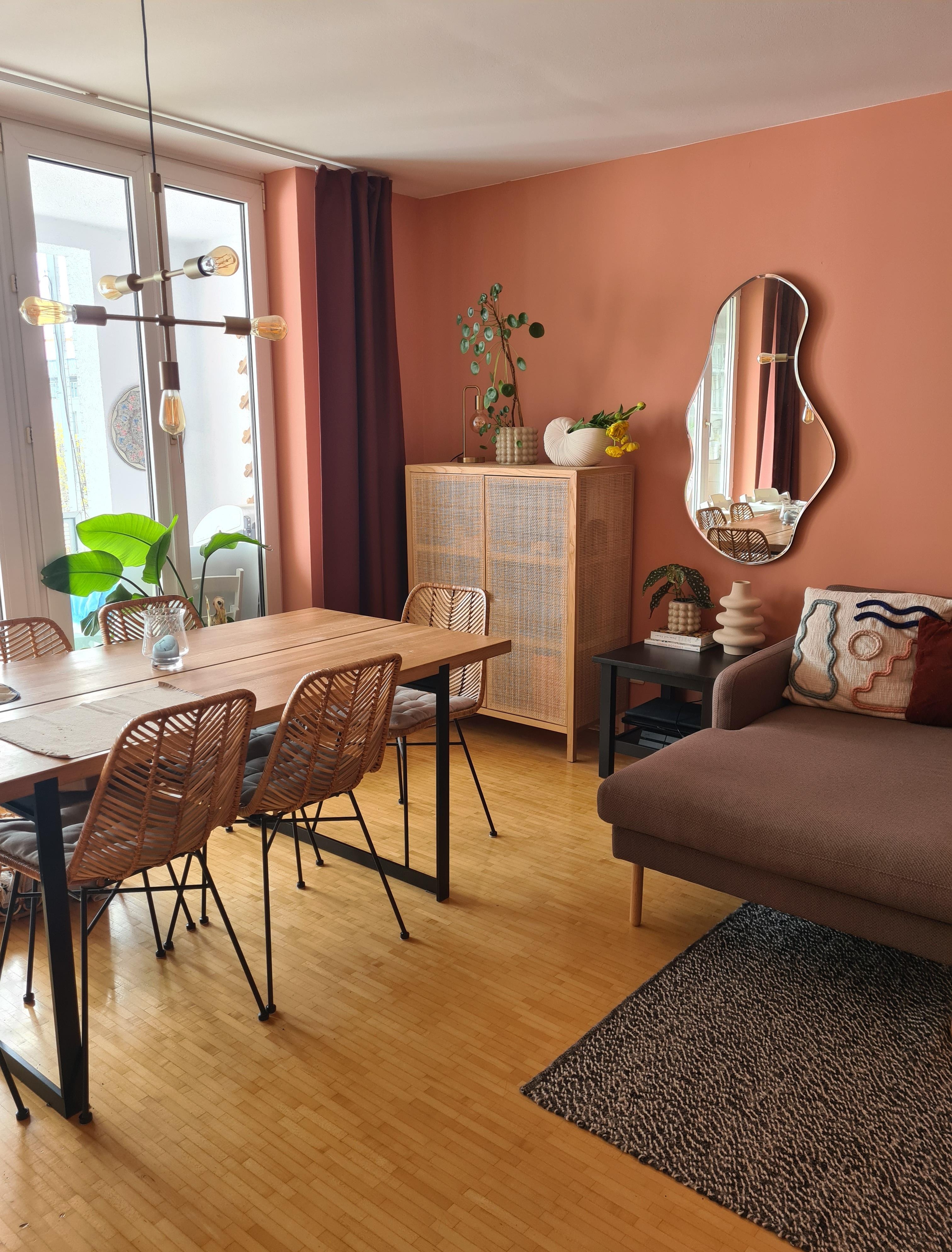 Maisonne im Wohnzimmer 🙌
#esszimmer #wohnzimmer #wandfarbe #esstisch 