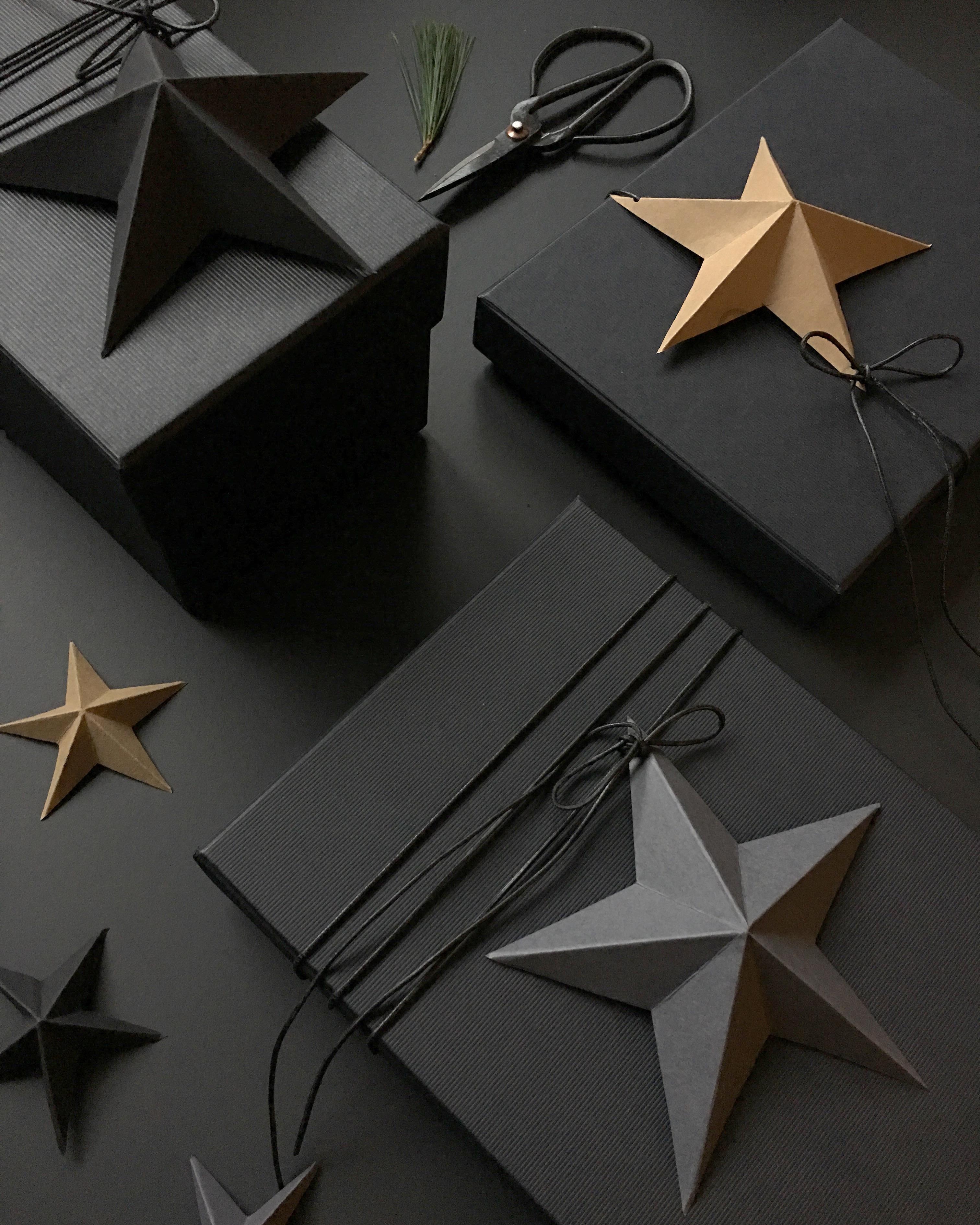 Make a wish 💫
#geschenkverpackung #diy #papierstern #stern #dekoidee  #verpackungsidee #weihnachten #basteln #black 