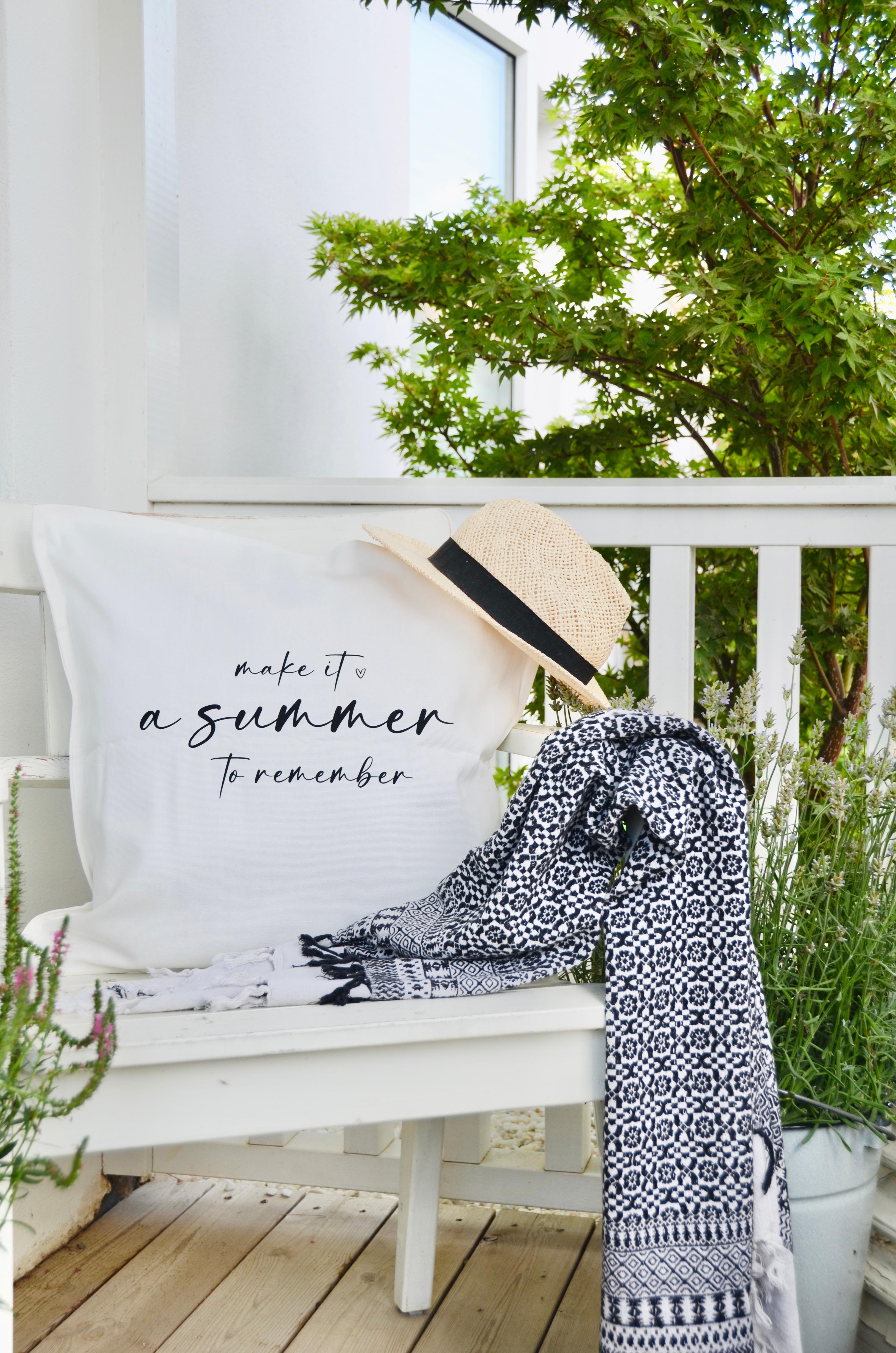 Make it a summer to remember ☀️#sommer #terrasse #skandinavisch #holzterrasse #lavendel #kissen #schwedenhaus #holz