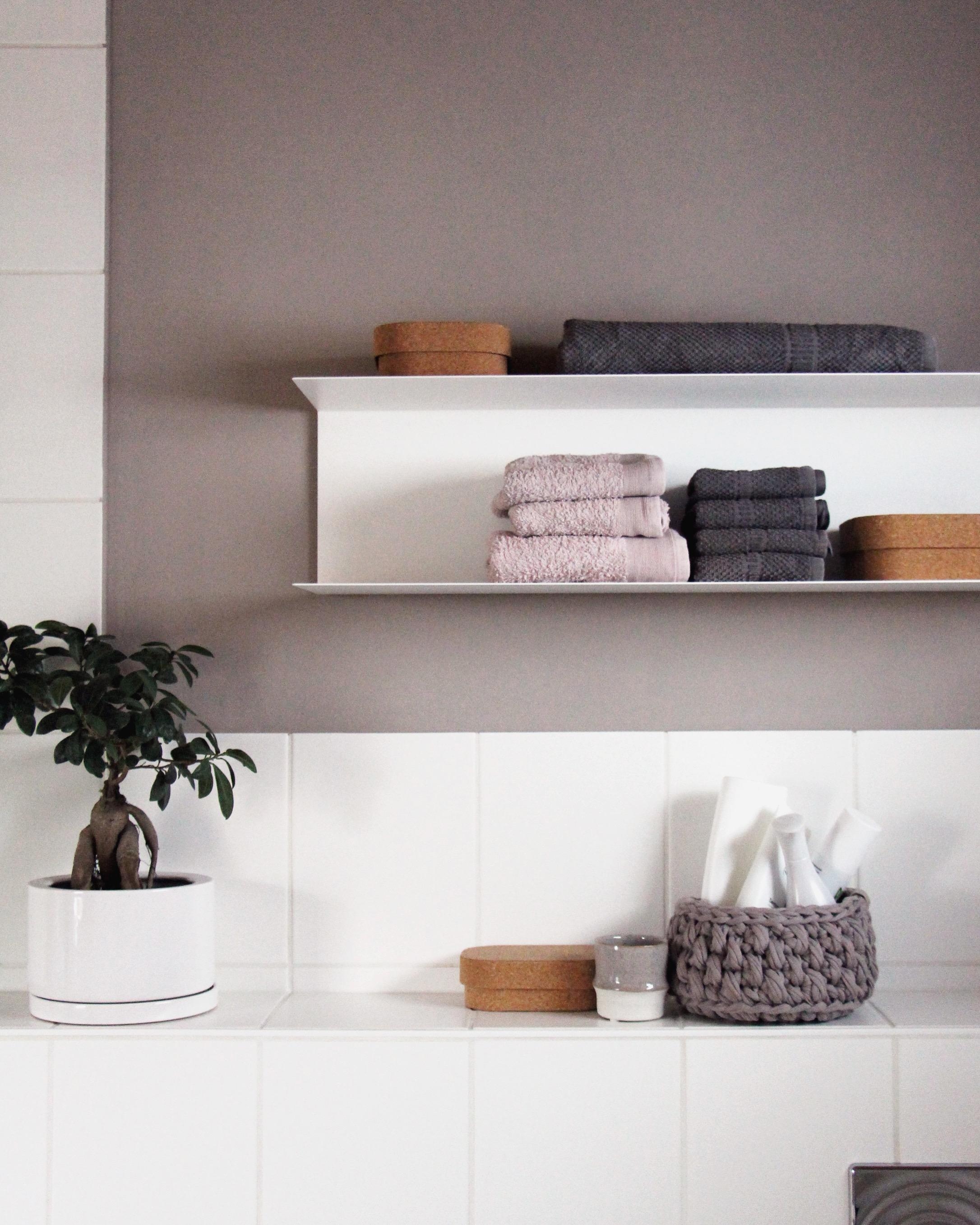 #makeover im #badezimmer
Was #farbe und ein neues #regal doch bewirken... #ilike #bad #shelf #shelfie #kork #minimalism