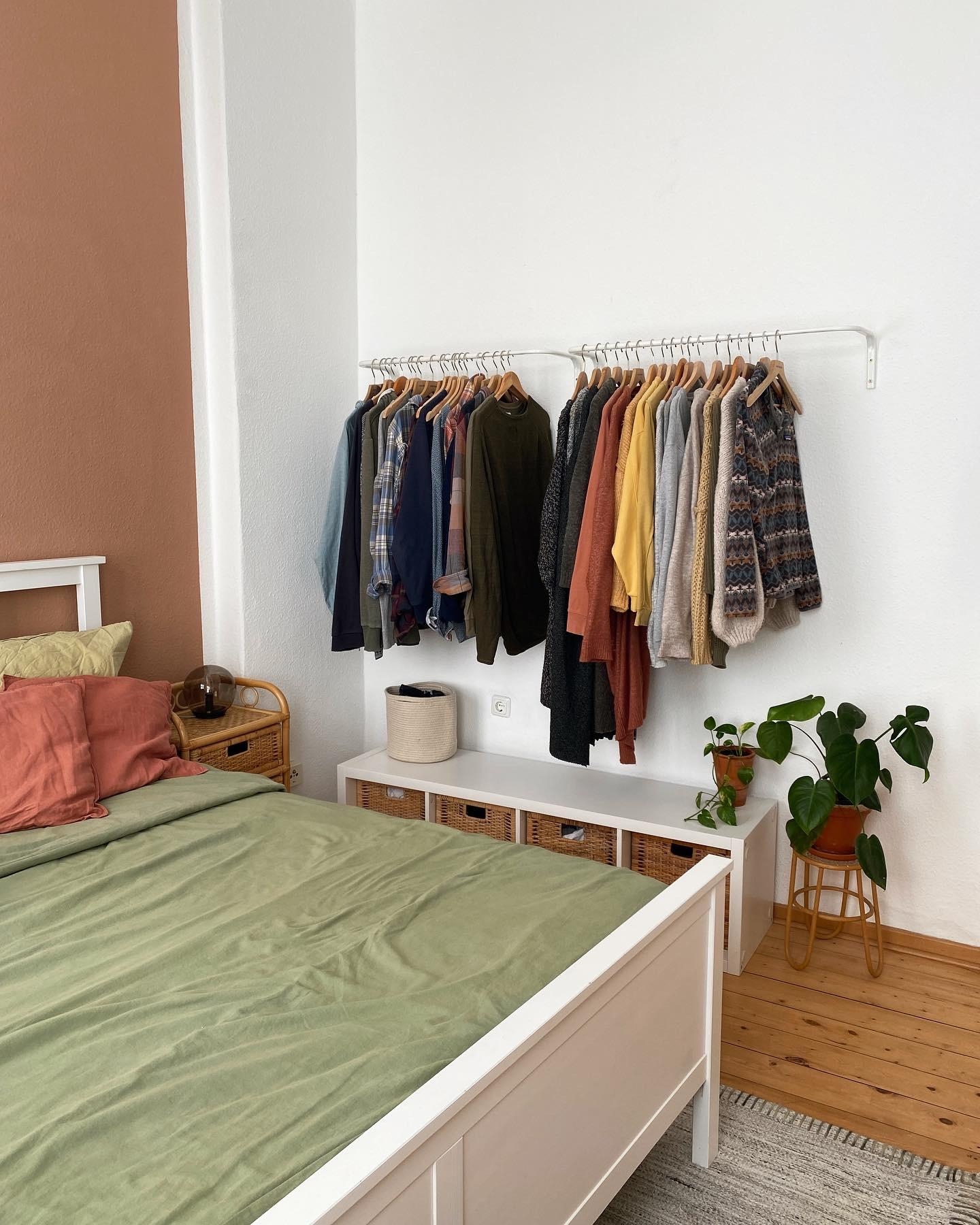 Mal wieder ein Bild aus dem Schlafzimmer 🥰
#schlafzimmer #altbau #boho #wandfarbe #rattan #offenerkleiderschrank #kleiderstange #ikea