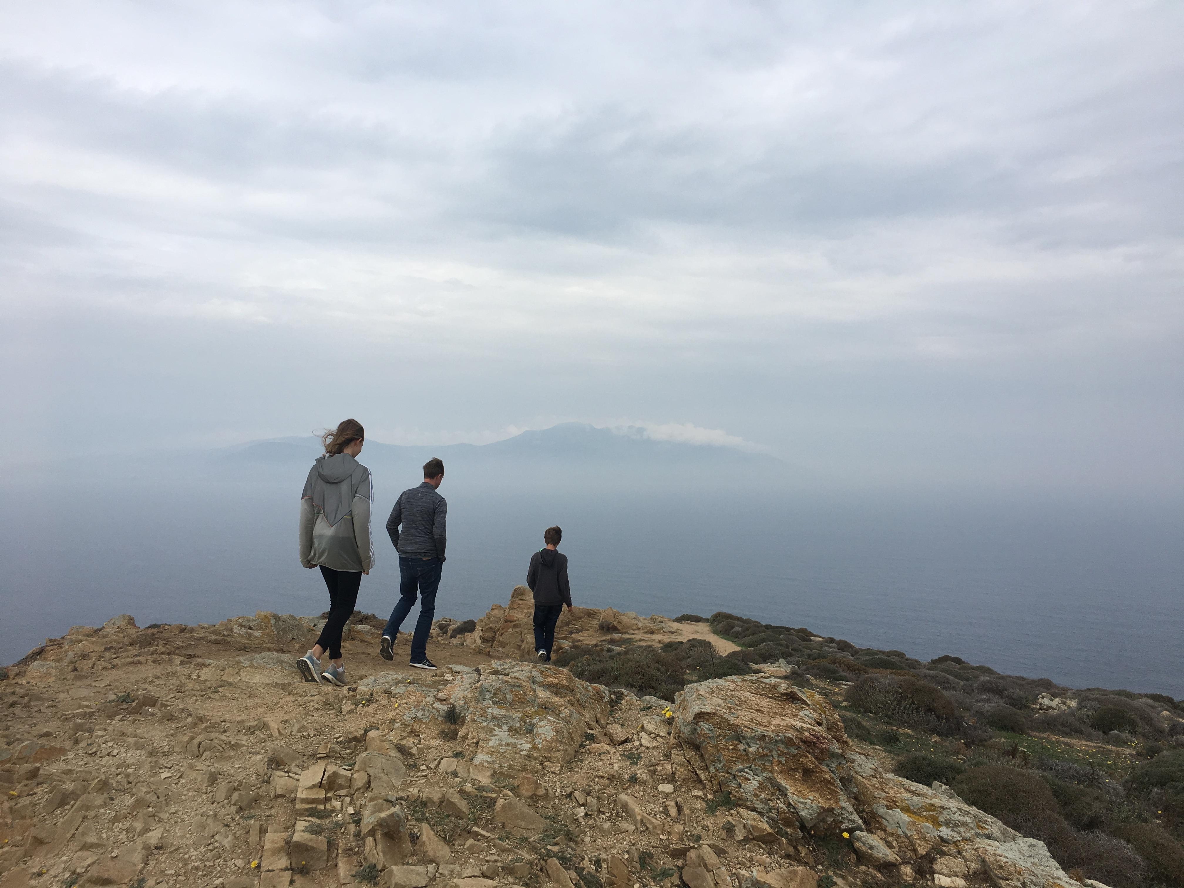 Man erkennt den Berg über das Meer hinweg erst auf den zweiten Blick. Meine Familie auf Mykonos im Oktober.