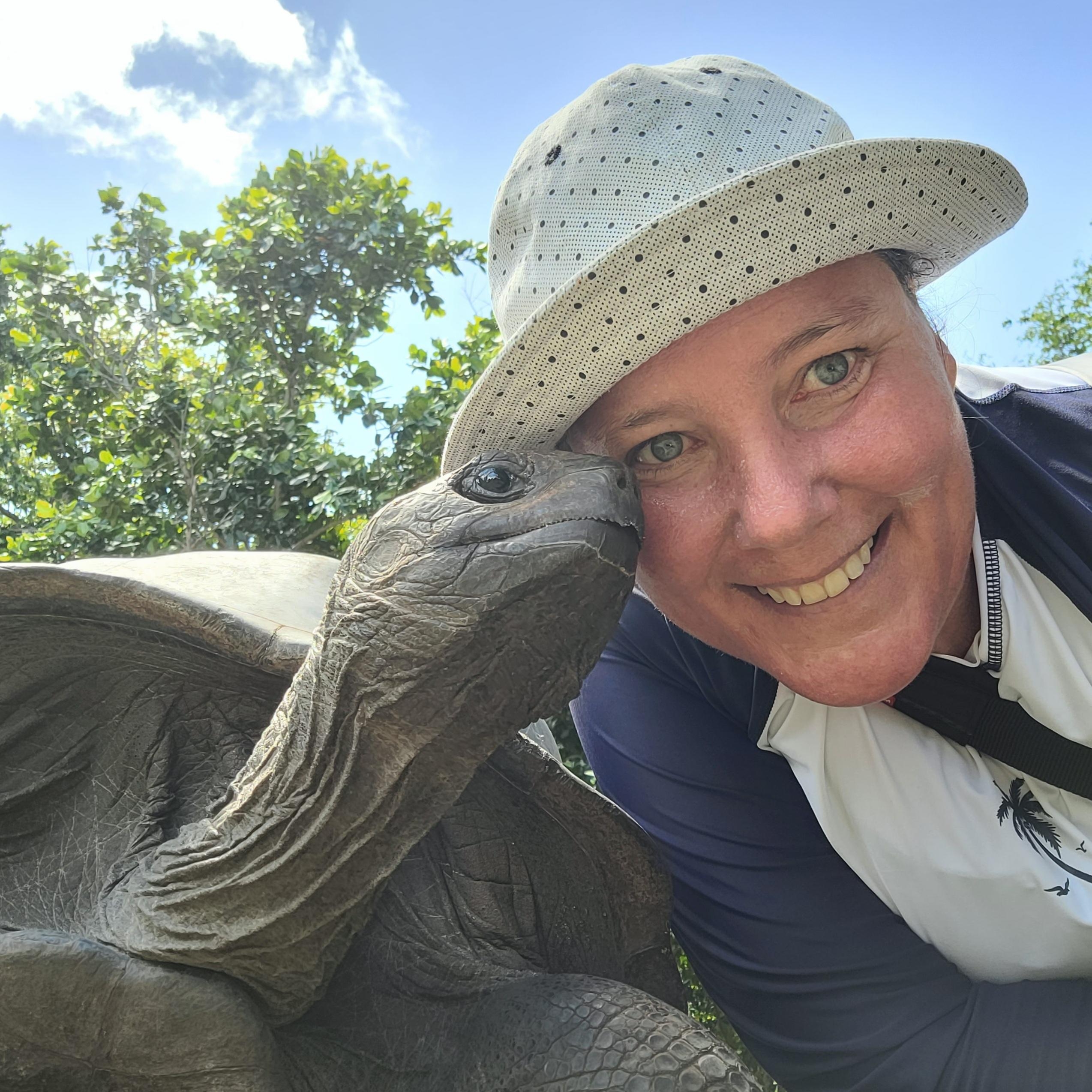 Man kann überall auf der Welt Freunde finden ♡

#turtle #Seychellen #friendship #schildkröte #reisenistmeinemedizin