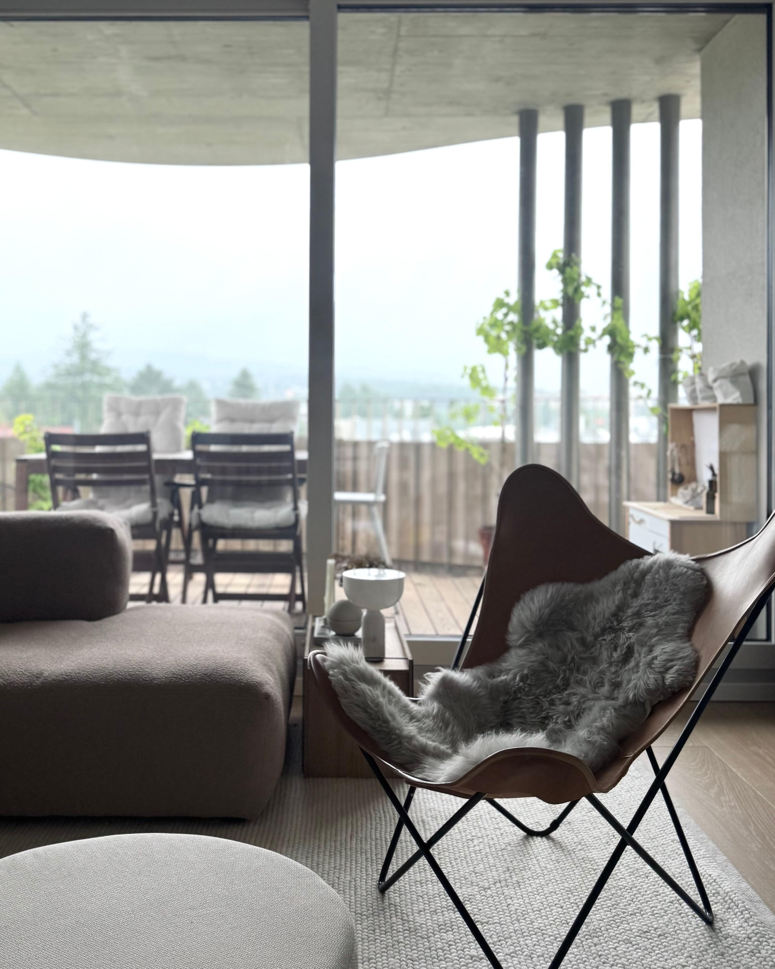 Manche Tage in diesem Frühling...  ☕️☁️🐑 Ich hab den Butterflychair mal wieder aus dem Homeoffice geholt. Passt jetzt eigentlich ganz gut wieder da hin. #butterflychair