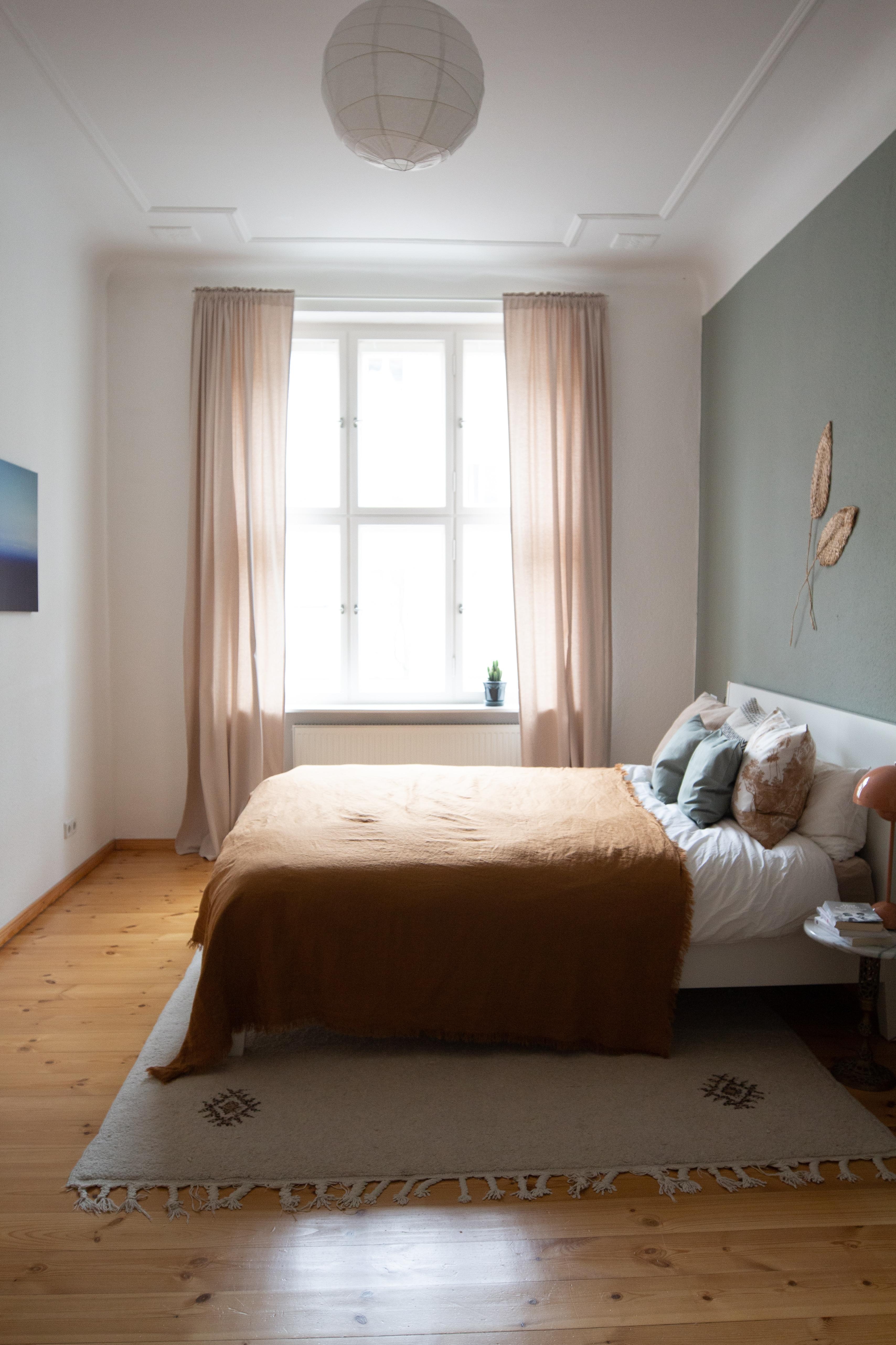 Manchmal hat es auch was, das Licht an grauen Tagen :)
#bedroom #altbau #interiorstyling #bedroomstyling #bedroomideas