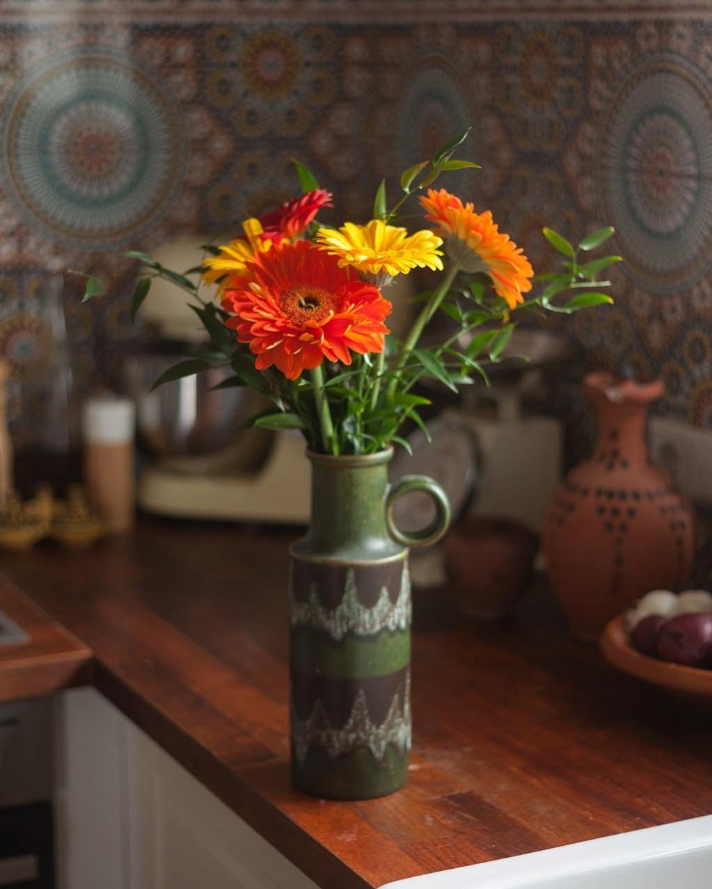 Manchmal steckt ein Lächeln in einer Vase... 
#frischeblumen #freshflowers #küche #boho #marokkanischefliesen