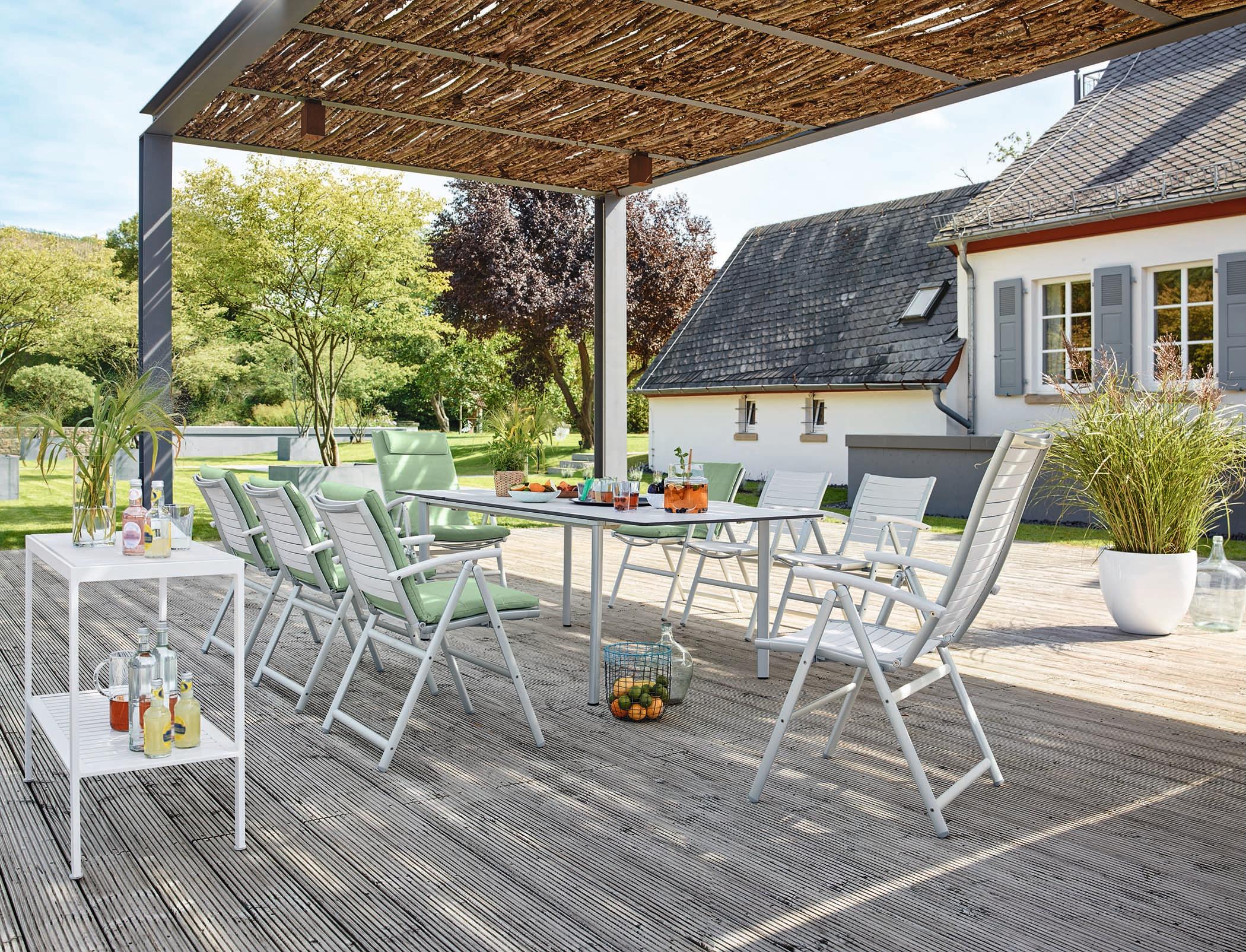 Markise als Sonnenschutz #stuhl #gartenmöbel #gartentisch #tisch #terrassengestaltung #terrassenmöbel ©Garpa