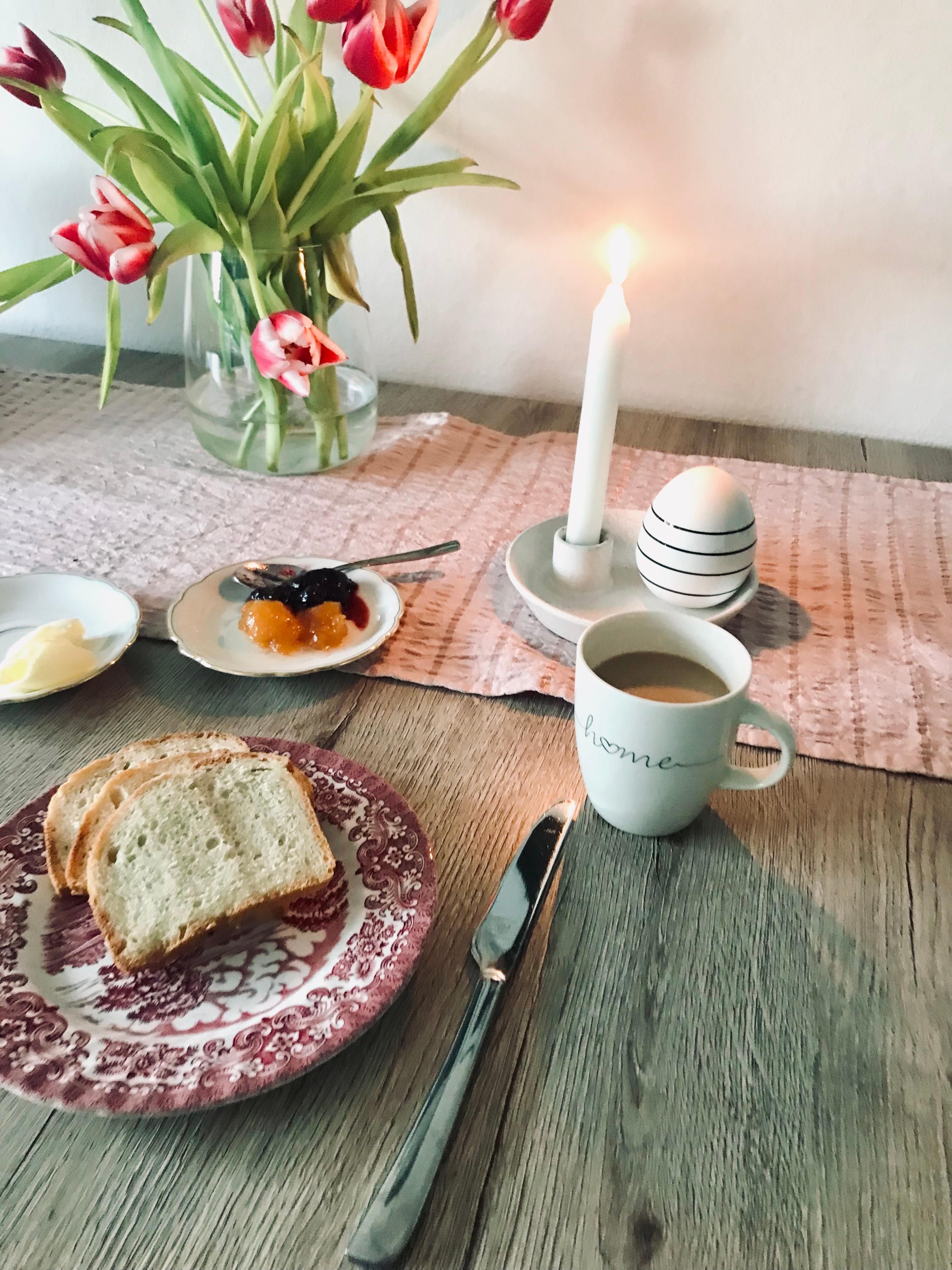 Marmelade auf’s Brot 🍞 
#samstag #breakfast #home #esstisch #tulpen #kerze #cafe 