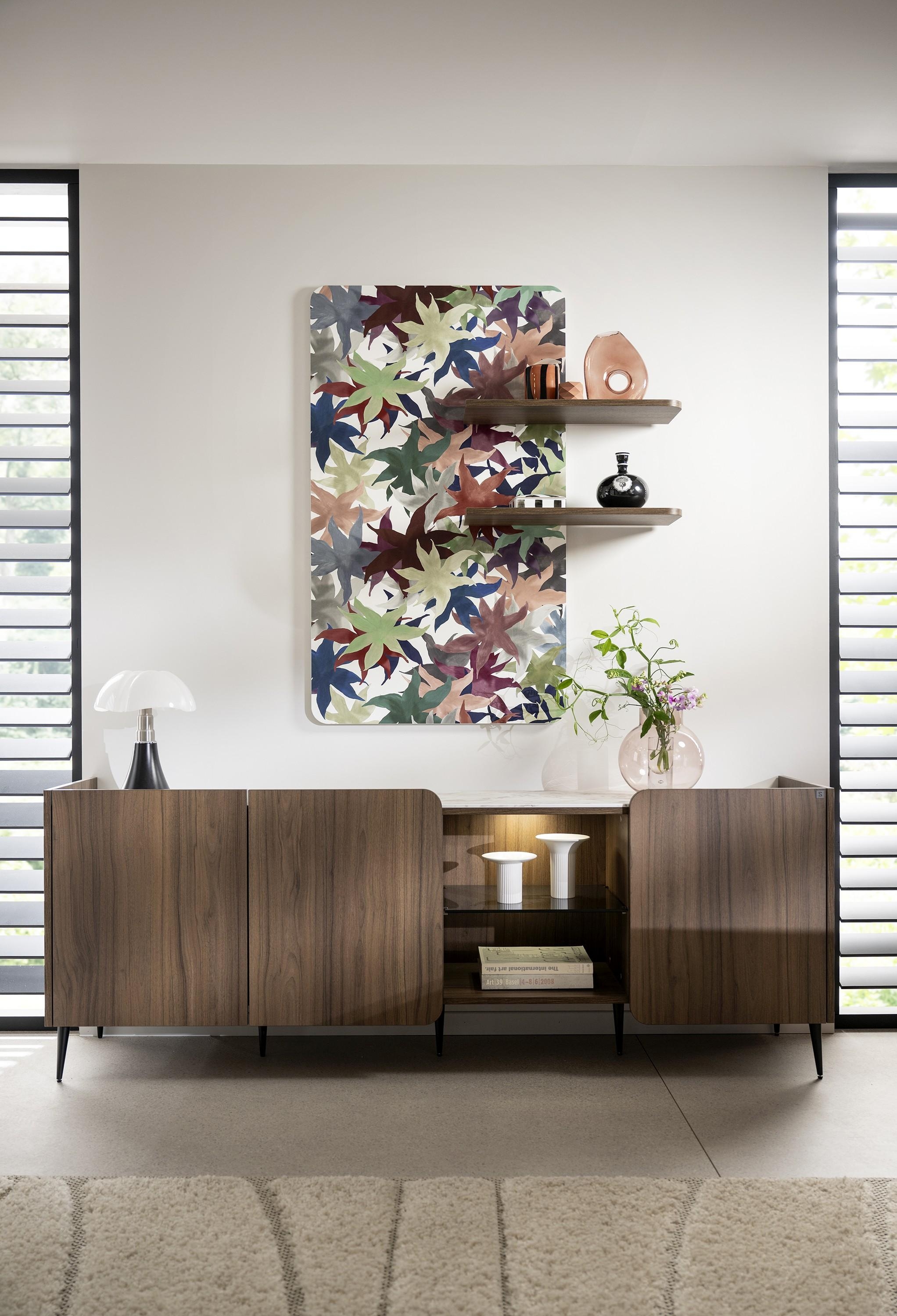 Maßarbeit trifft auf edle Eleganz: Mit dem Print-Dekor „Iris des Marais“ präsentieren Christian Lacroix Maison und SCHMIDT ein neues Kapitel ihrer kreativen Allianz.

