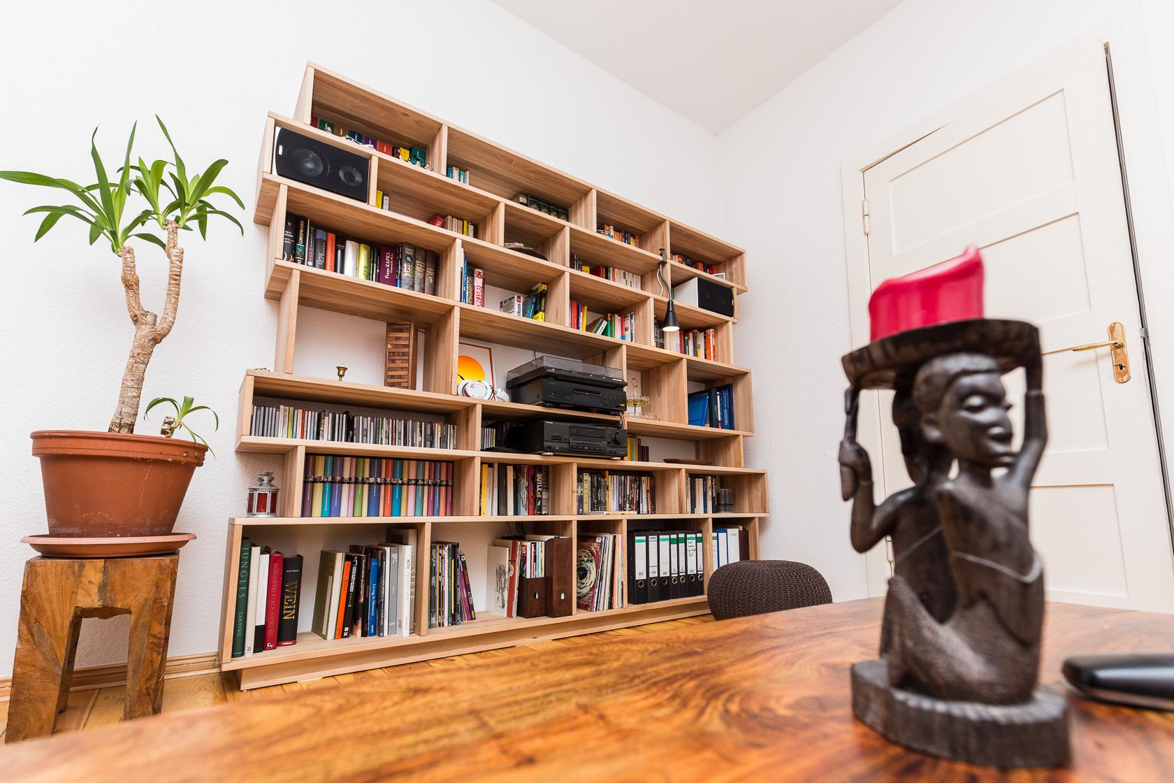 Massives Wohnzimmerregal aus Kernbuche #holzmöbel #regal #bücherregal #wohnzimmer ©Pickawood GmbH