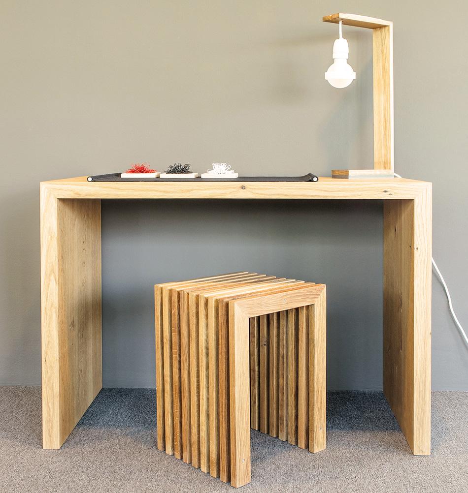 Massivholzmöbel für den Arbeitsplatz | Raumgestalt #arbeitsplatz #hocker #schreibtisch #minimalistisch ©Raumgestalt bei milanari.com
