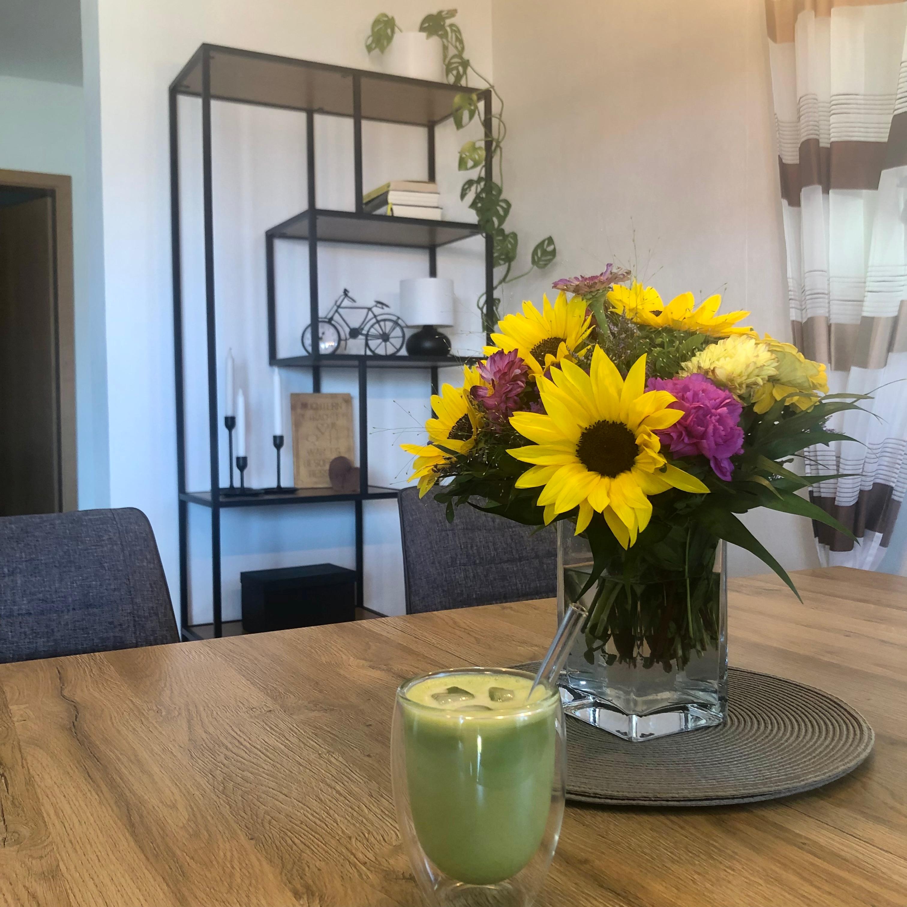 Matcha Latte und frische Blumen 🌻
Happy Donnerstag!

#esszimmer #freshflowers