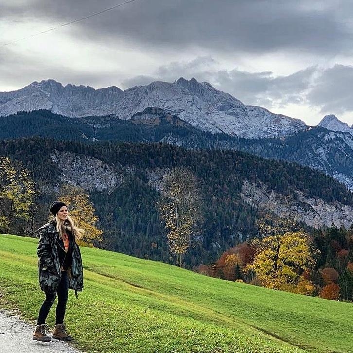 ME & THE MOUNTAINS 🤍 #heimatentdecken #travelchallenge #bavariangirl #garmisch #happy #⛰