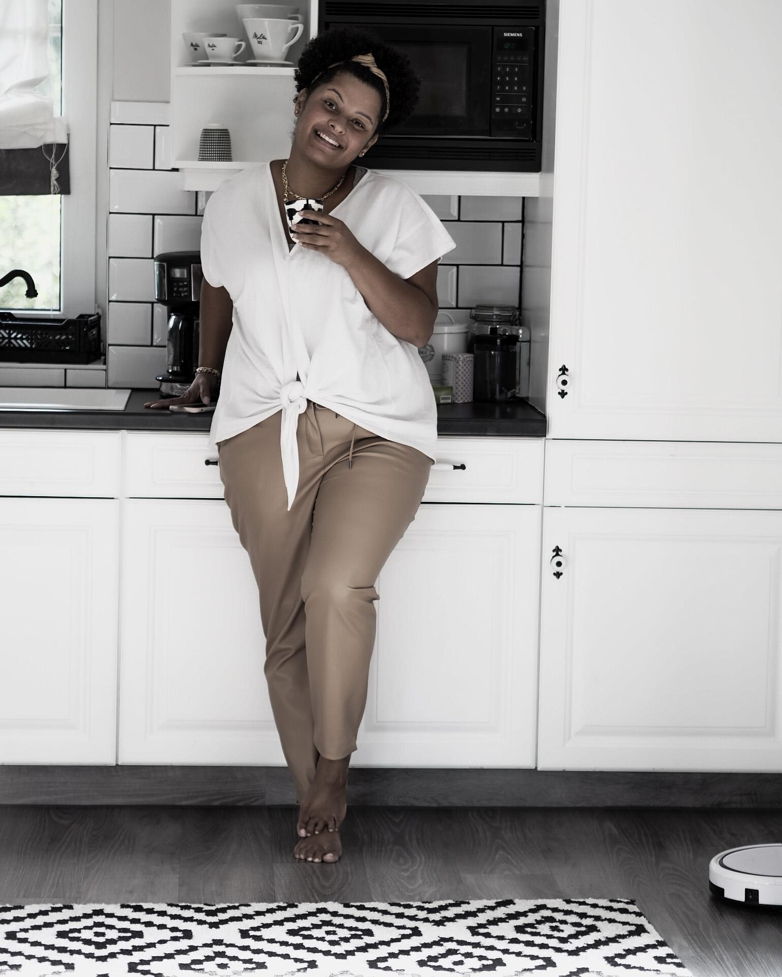 Me #me #kitchenstory #kitchendesign #kitcheninspo #landhausküche #metrofliesen #blackandwhiteliving 