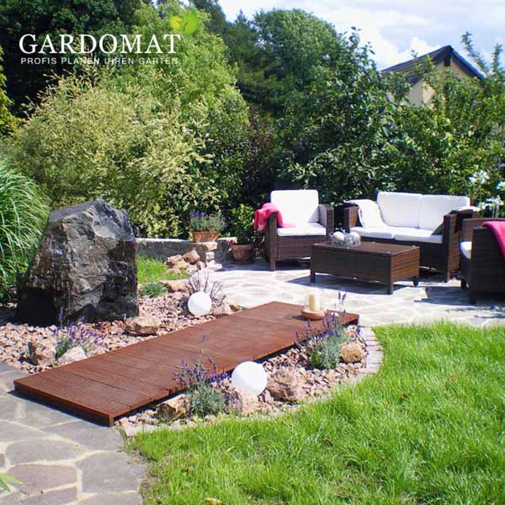 mediterraner Garten mit Sitzlounge #lounge #loungebereich #mediterranerstil #kiesbeet ©GARDOMAT - Die Gartenideenmacher