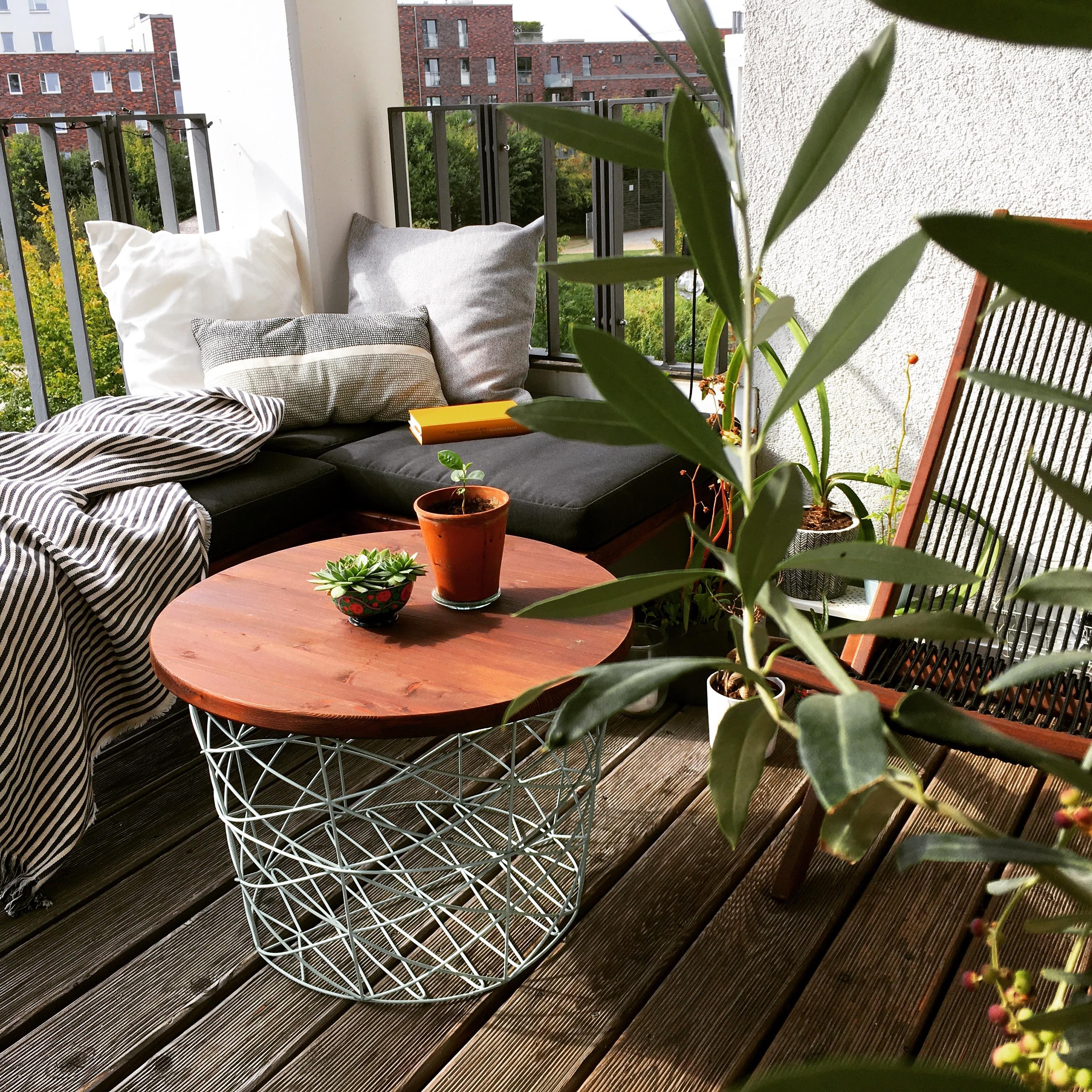 Mein absoluter Lieblingsort – selbstgebaute Bänke als kuschlige Sitzecke – 100% Genuss #balkon #livingchallenge
