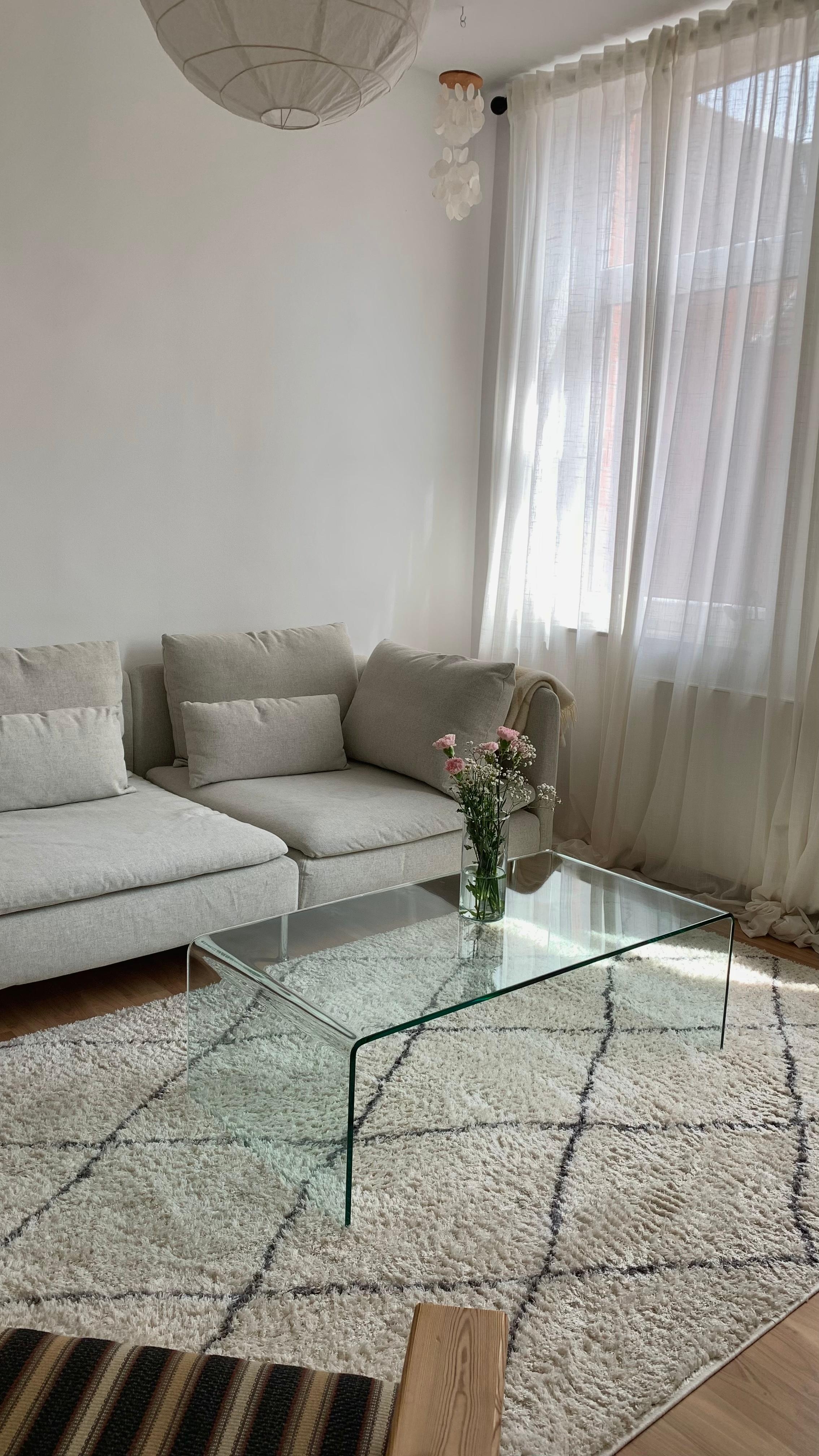 Mein absoluter Lieblingsplatz zum Lesen 🎧☕️📖 
#minimalismus #wohnzimmer #couch #söderhamn #ikea #glastisch 