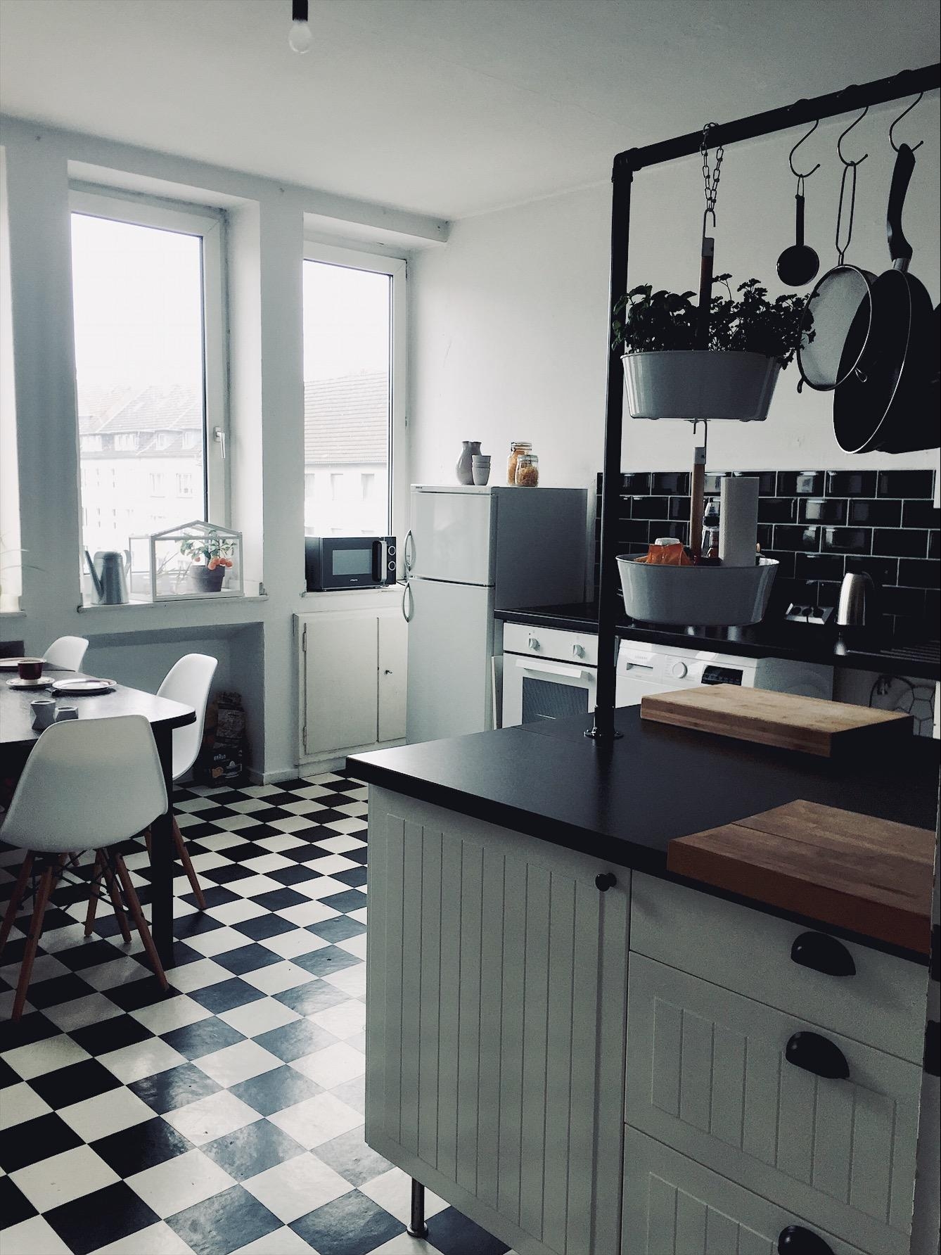Mein allerliebster Platz in der Wohnung -meine Küche mit dem perfekten Mix aus alt und neu 🥰
#livingchallenge #esstisch