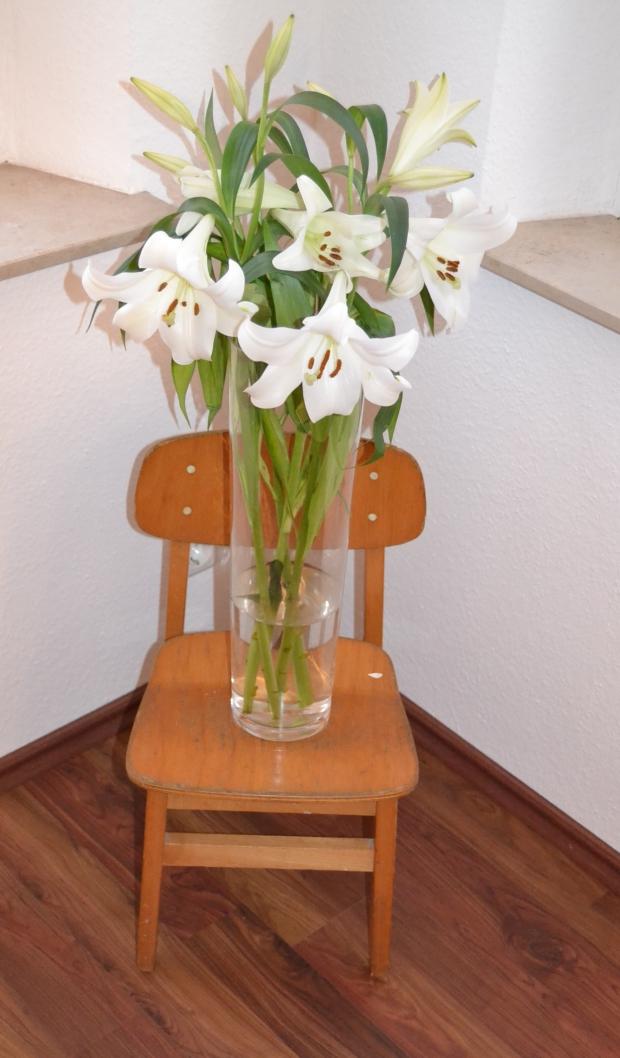(M)Ein alter Kinderstuhl macht die Ecke in meiner Küche samt frischen Blumen noch schöner und gemütlicher. 