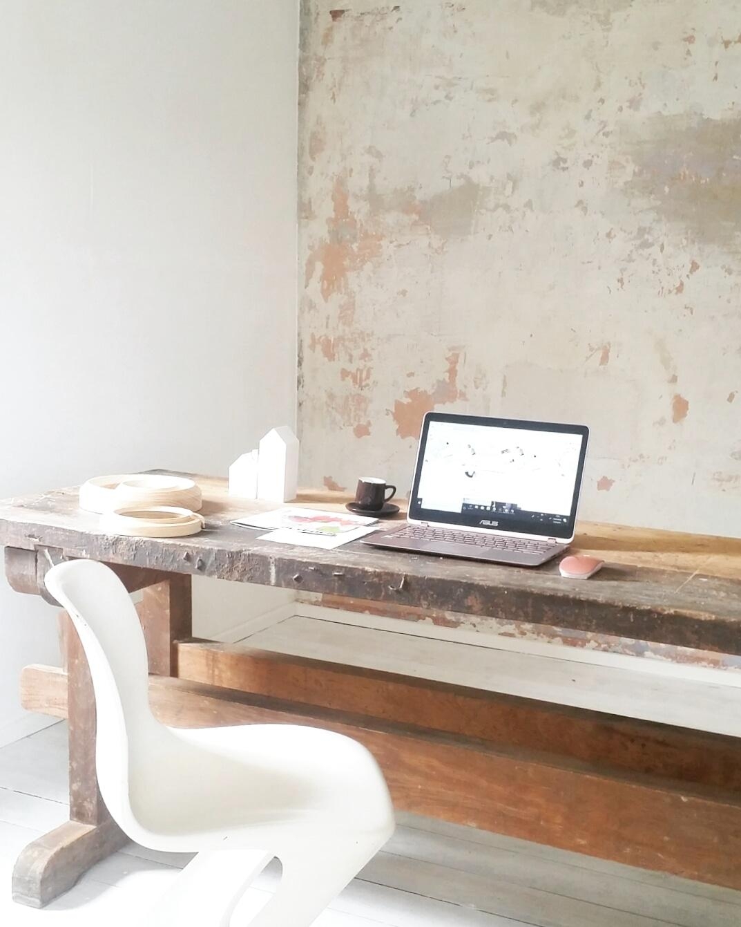 Mein Arbeitsplatz/Atelier mit Schreibtisch aus einer alten #Werkbank mit Designerstuhl vom Sperrmüll ;)