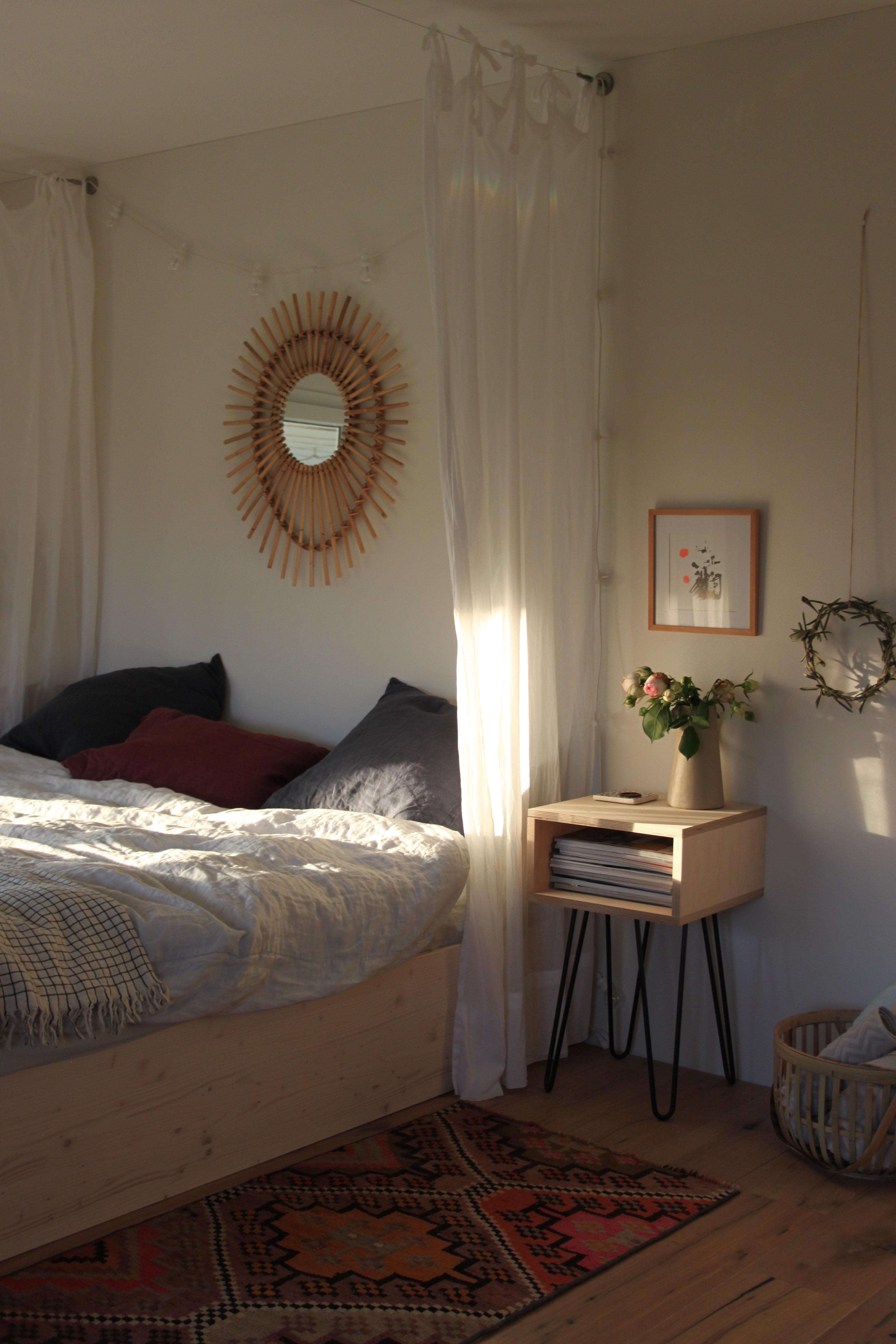 Mein bisher grösstes DIY Projekt ist unser Gästebett aus Fichtenholz und mit romantischem Betthimmel. #schlafzimmer 