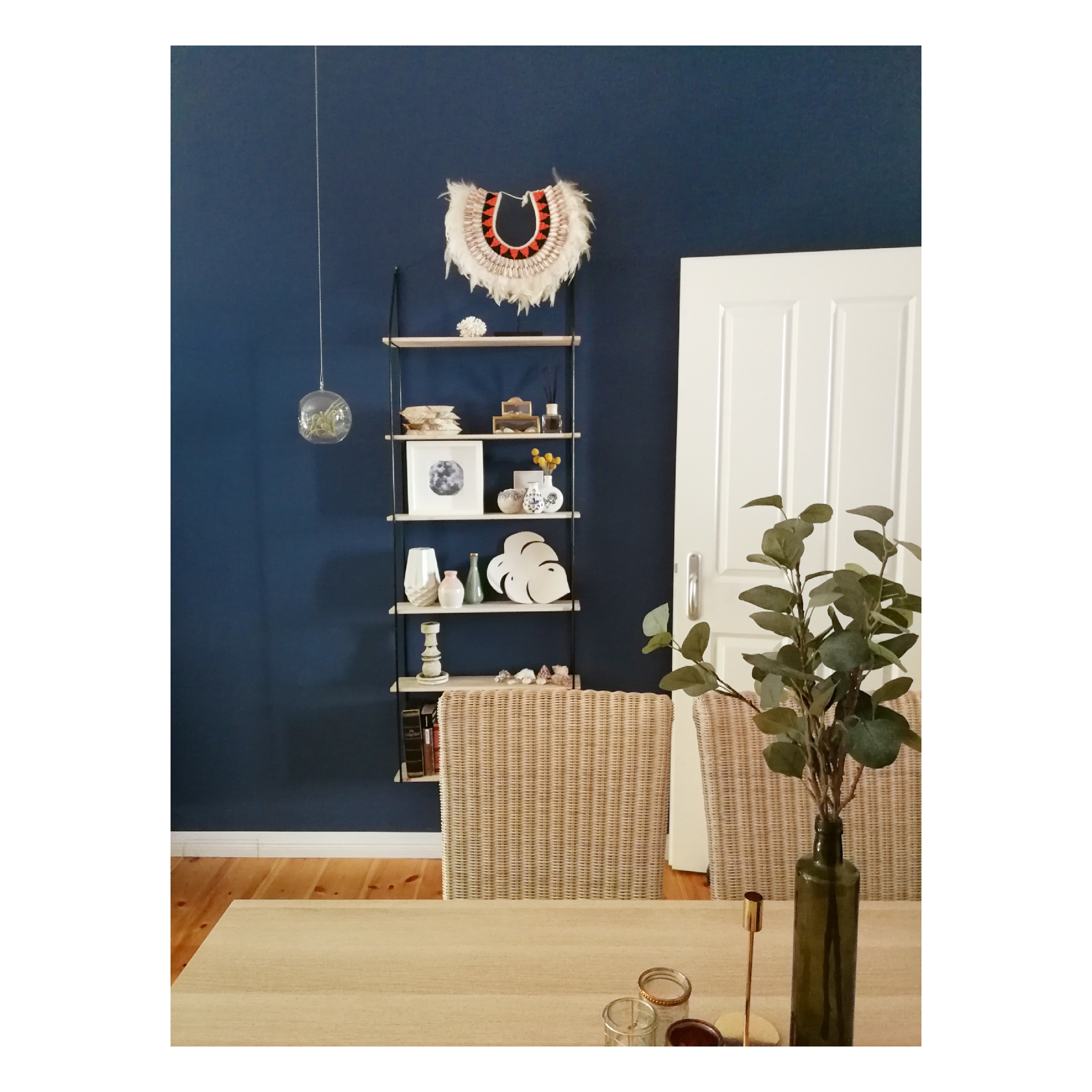 Mein Essbereich im Wohnzimmer 💕
#esstisch #shelfie #wandfarbe #blau #bohonecklace