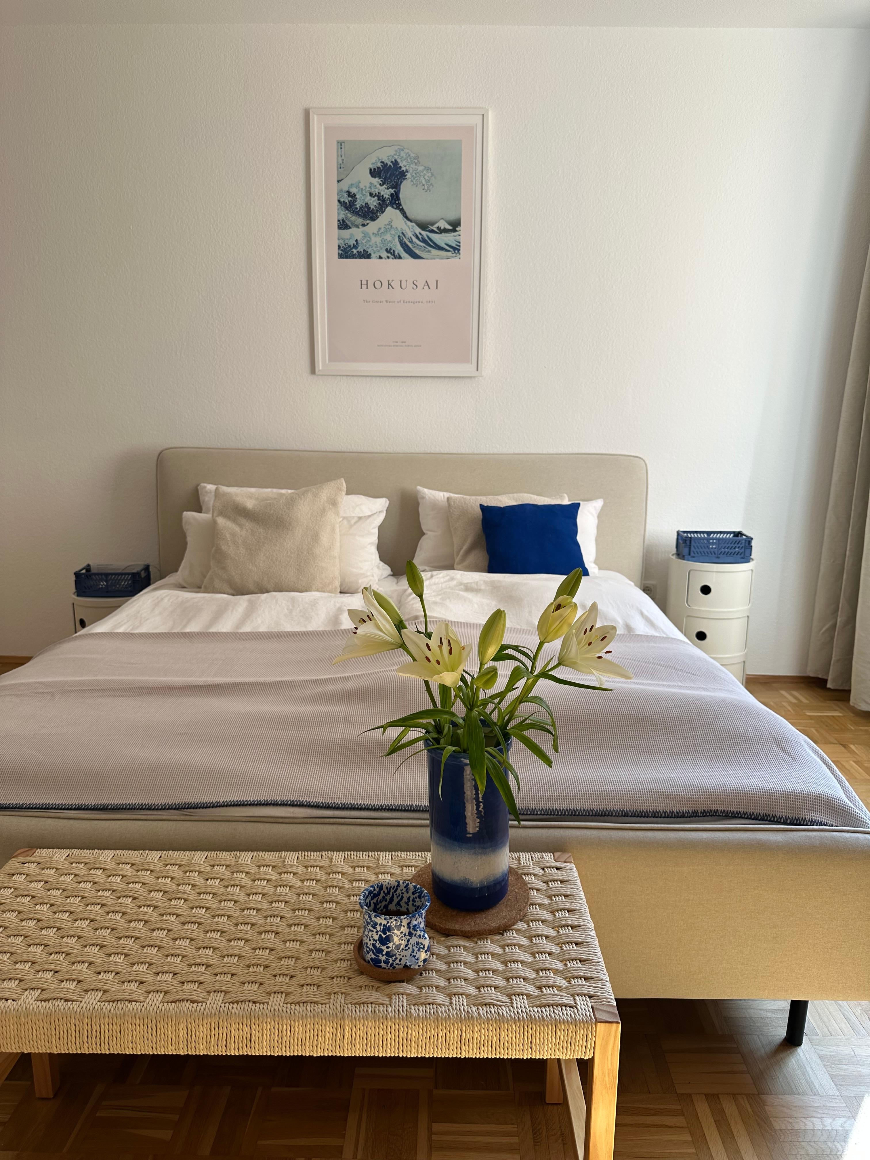 Mein Freund war beim Keramik bemalen - ich muss sagen: chapeau!
#schlafzimmer #bett #bank #vase #lilien #frischeblumen