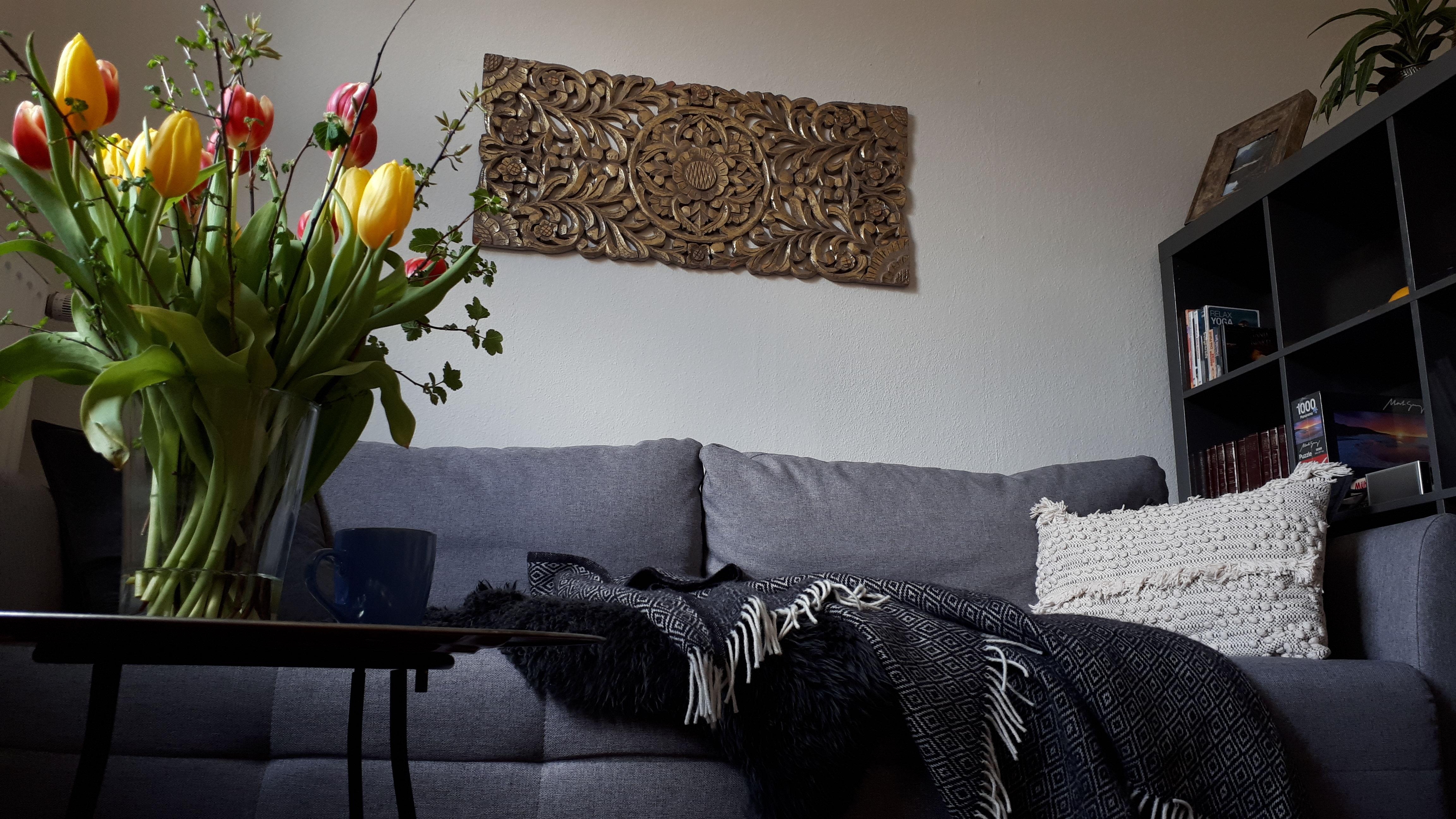 Mein Happyplace :) #tulpen #walldecoration #couch #cozy