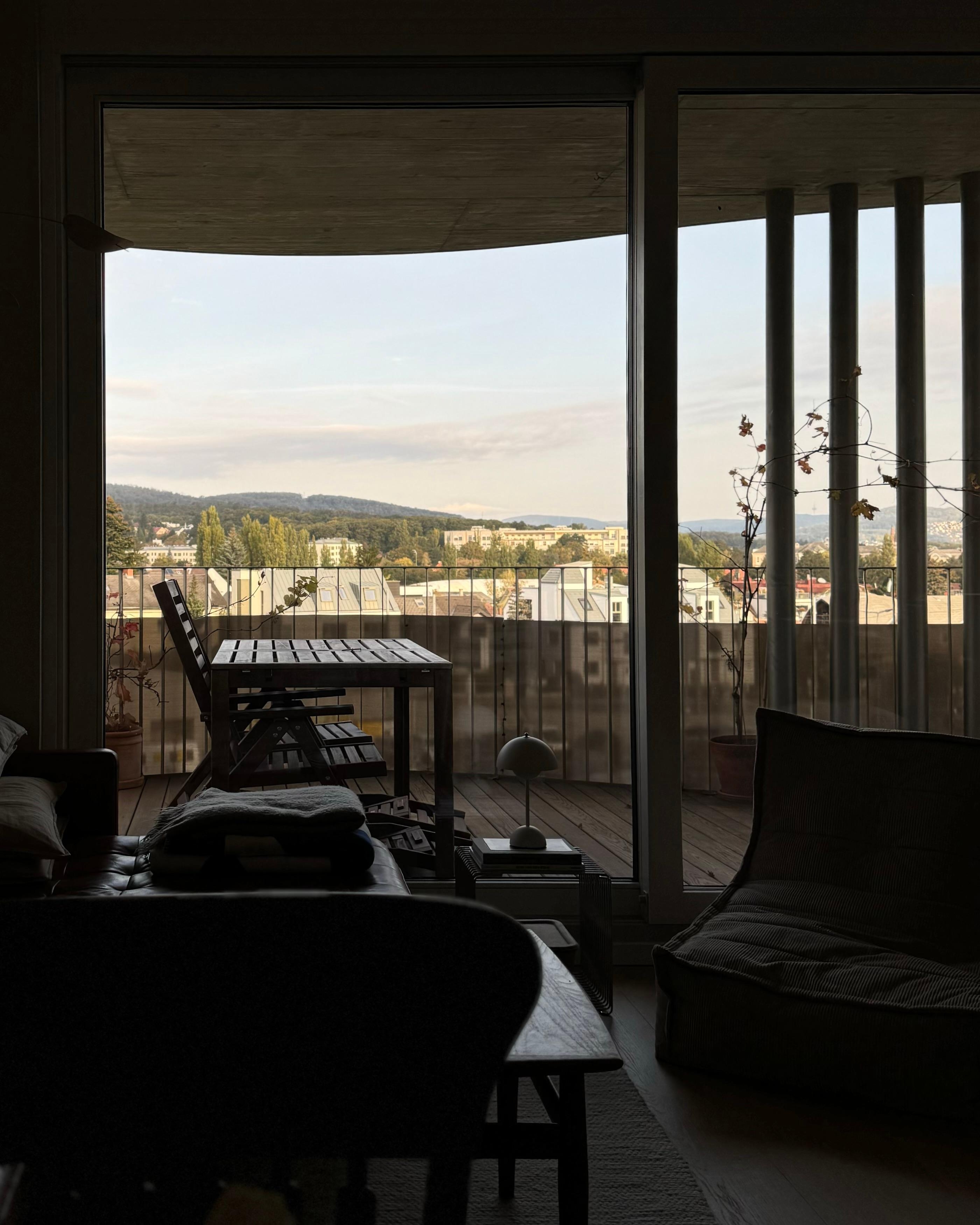 Mein Home-office-Ausblick heute 🍂
Und ja - die Terrassenmöbel sind noch immer nicht verräumt. Vielleicht schaffen wir es ja heute :)
#homeoffice #terrasse #wohnzimmer