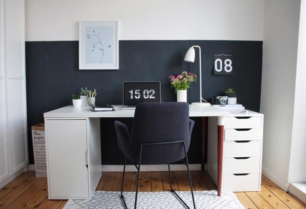Mein Home Office mit dunkel grauer Wand, DIY-Zahlenkalender und frischen Blumen (so arbeitet es sich leichter).  #homestory