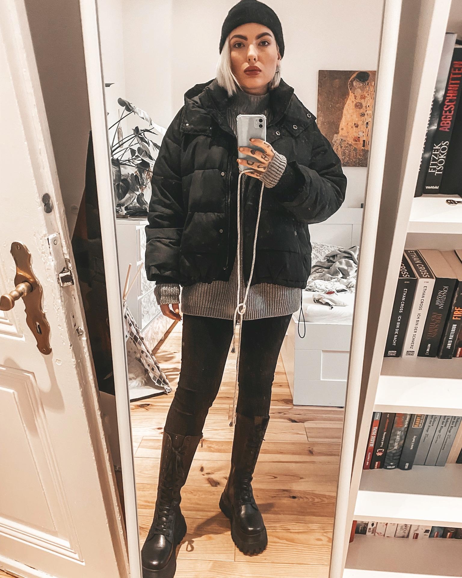 Mein innerer Emo ist happy 😌 #stiefel #winteroutfit #ootd #steppjacke #couchstyle