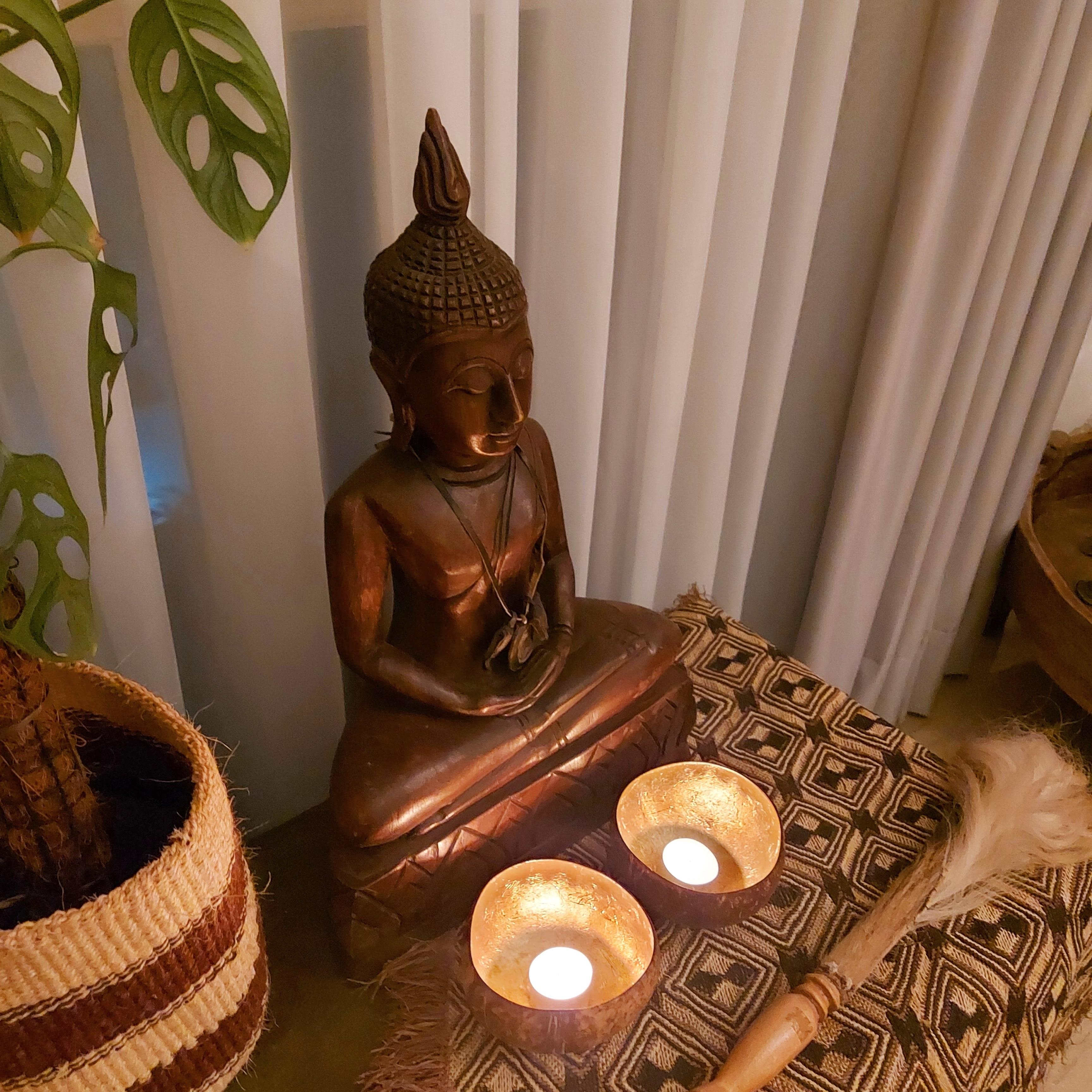 Mein kleiner Buddha, ein Mitbringsel aus Thailand, verströmt doch gleich Ruhe und Zufriedenheit in meinem Wohnzimmer.