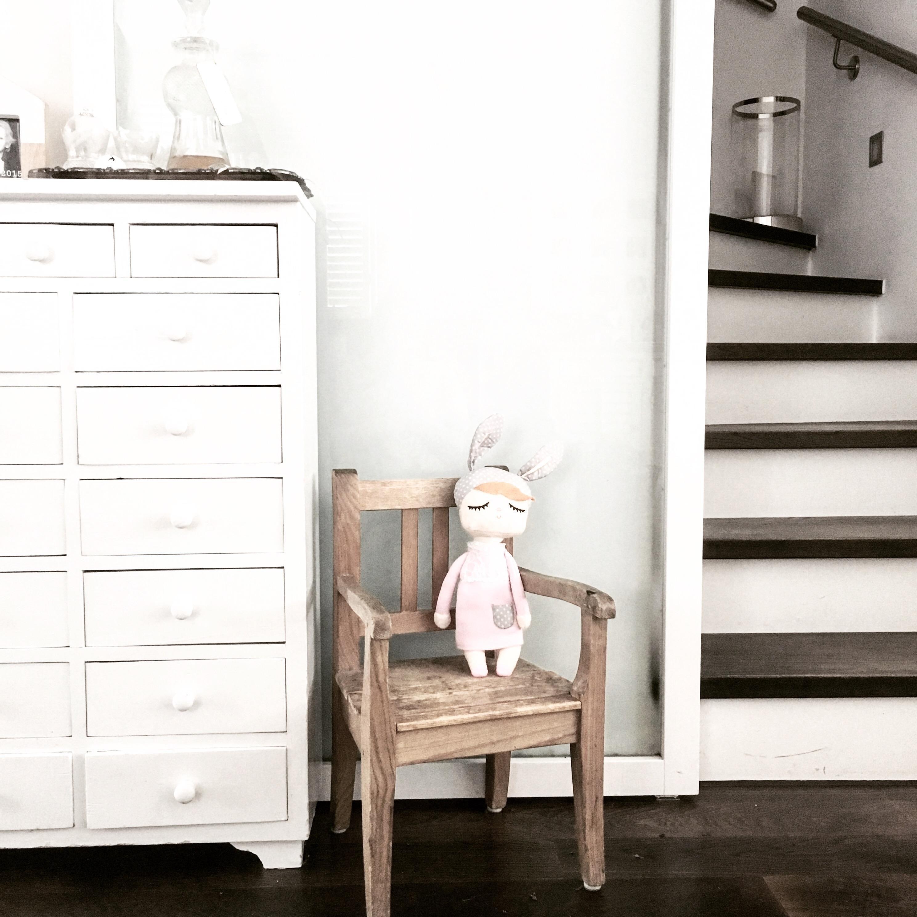 Mein kleiner Kinderstuhl ist noch immer eins meiner Lieblingsmöbelstücke. #neuhier #white #kids #chair