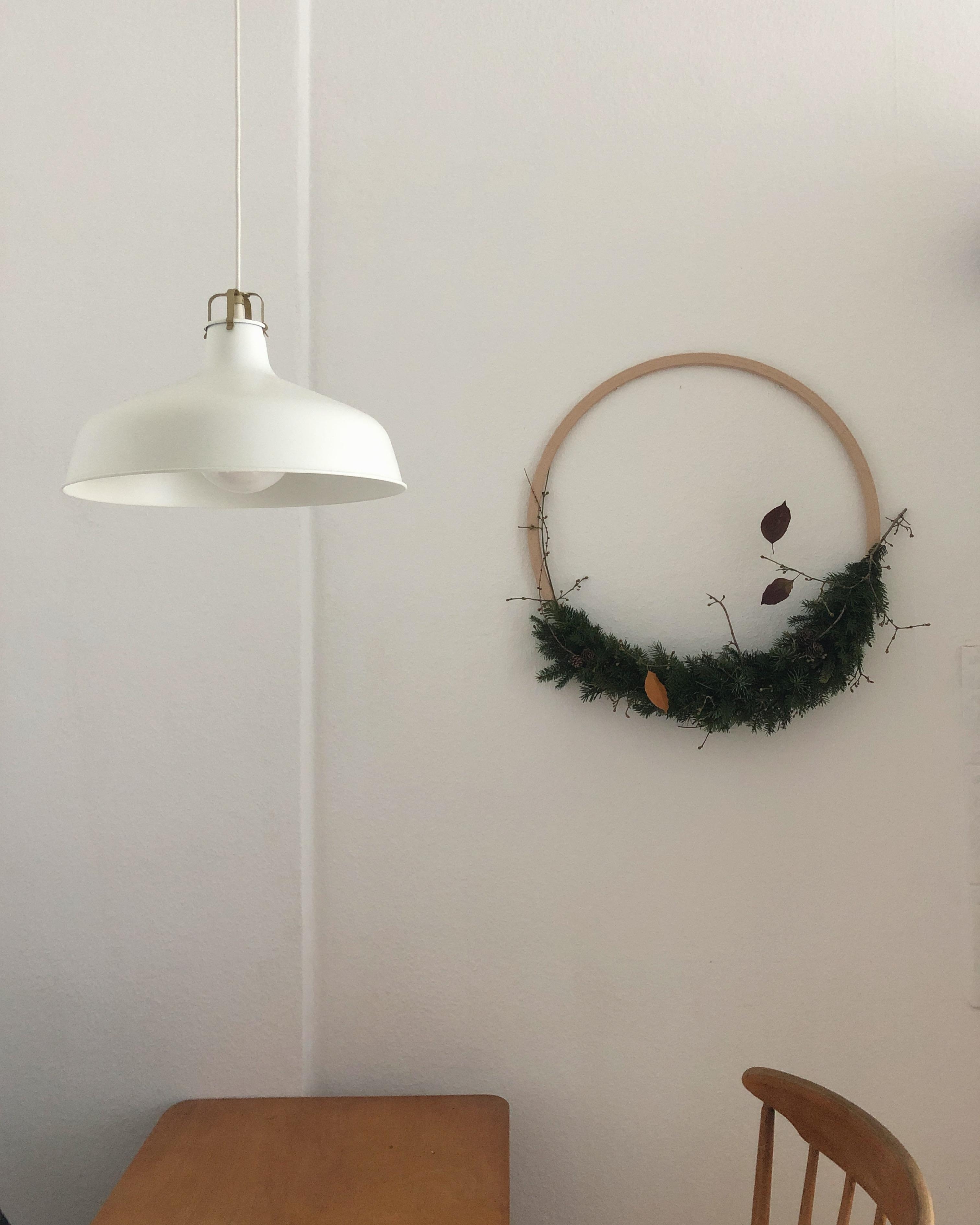 Mein #kranz hat seinen Platz in der #küche gefunden. #diy #dekoideen #weihnachtsdeko #altbau #minimalistisch 