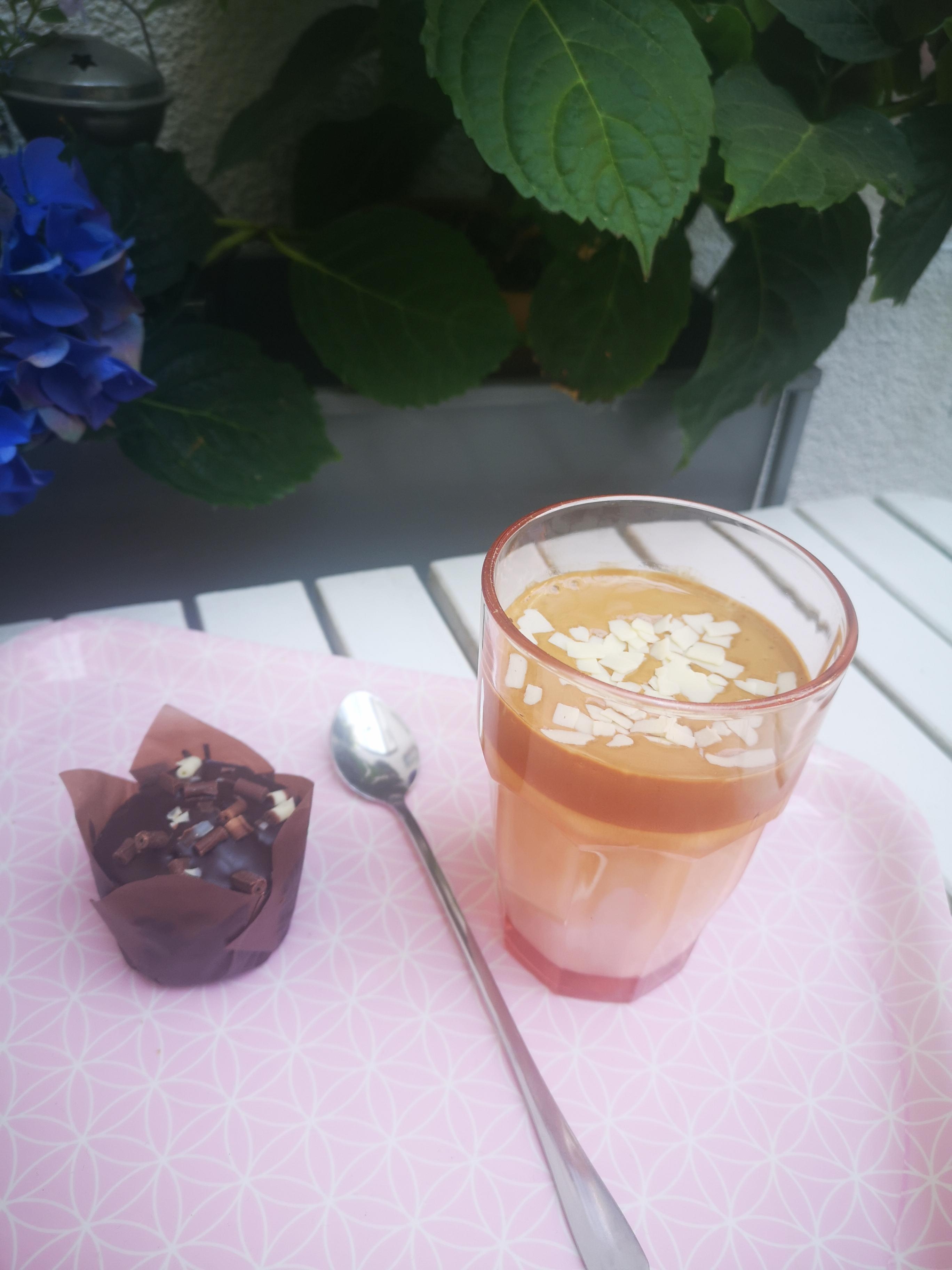 Mein Lieblingsdrink im Sommer : ein Dalgona coffee auf der Terrasse #livingchallenge #Lieblingsdrink